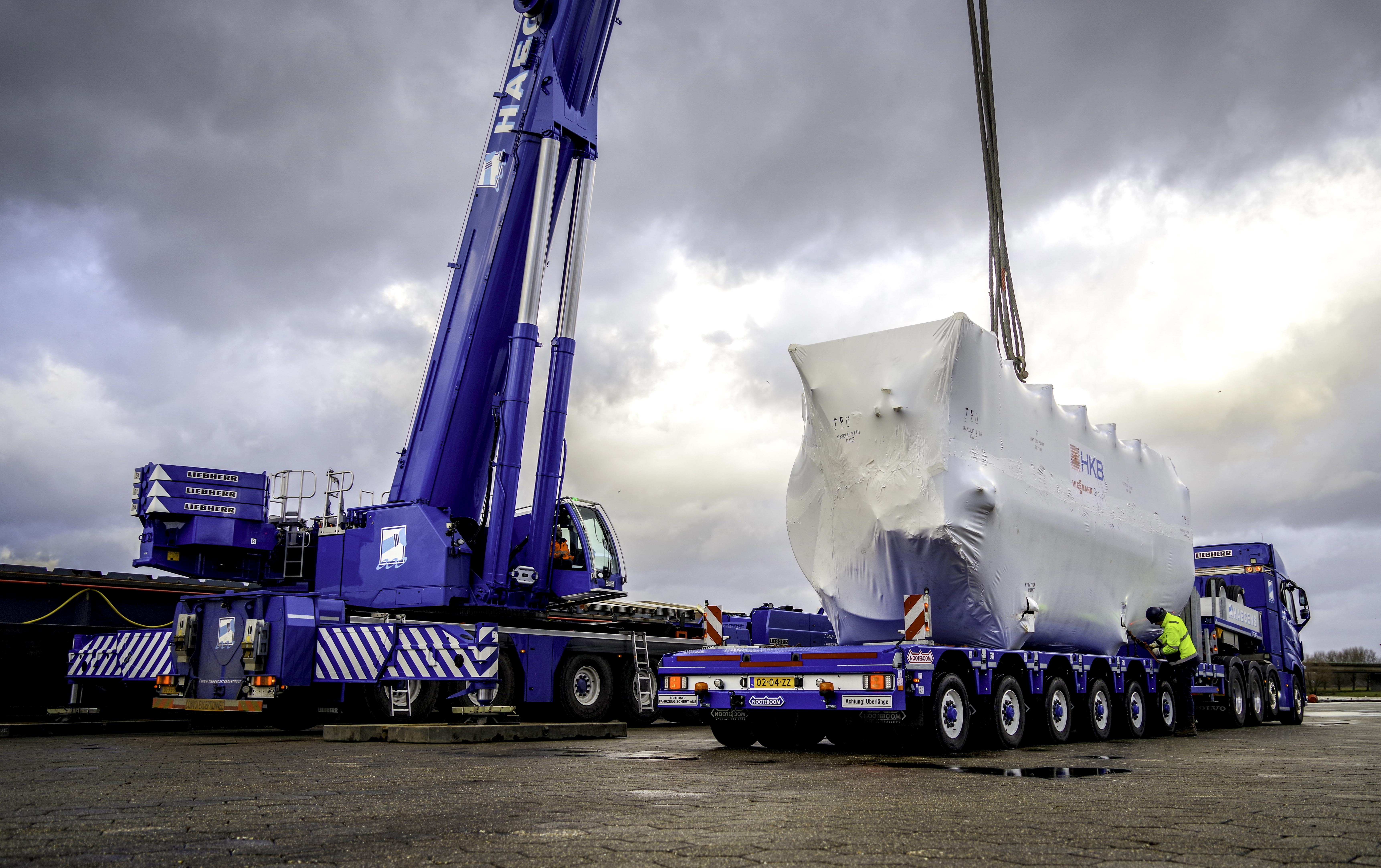 Haegens Kraanverhuur was het eerste kraanbedrijf dat de LTM1450 kreeg uitgeleverd en tevens heeft gekozen voor de Manoovr Ballasttrailer. De MPL-97-06 wordt hier ingezet voor het vervoer van een 64 ton zware ketel van HKB Ketelbouw.