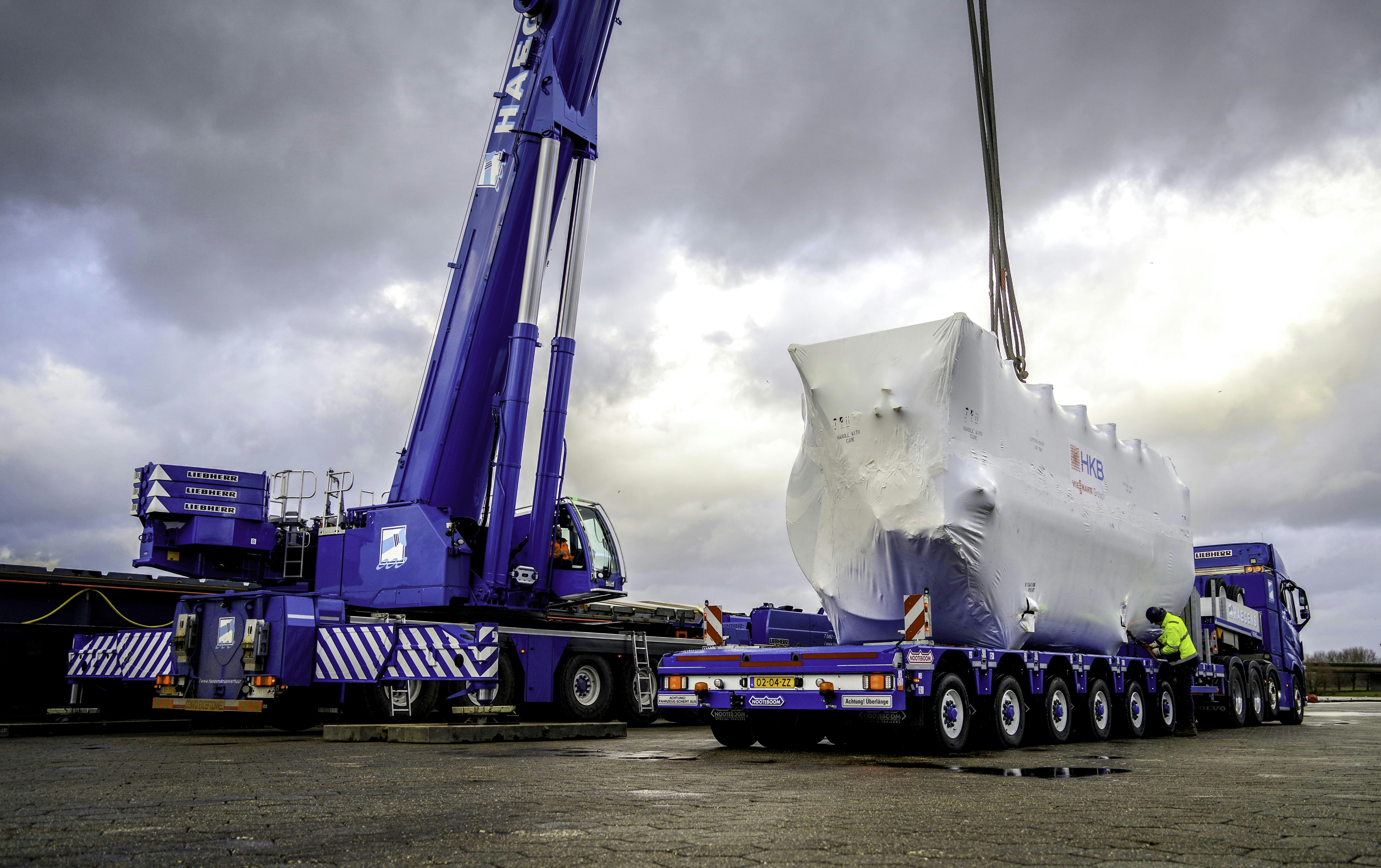 Haegens Kraanverhuur was het eerste kraanbedrijf dat de LTM1450 kreeg uitgeleverd en tevens heeft gekozen voor de Manoovr Ballasttrailer. De MPL-97-06 wordt hier ingezet voor het vervoer van een 64 ton zware ketel van HKB Ketelbouw.