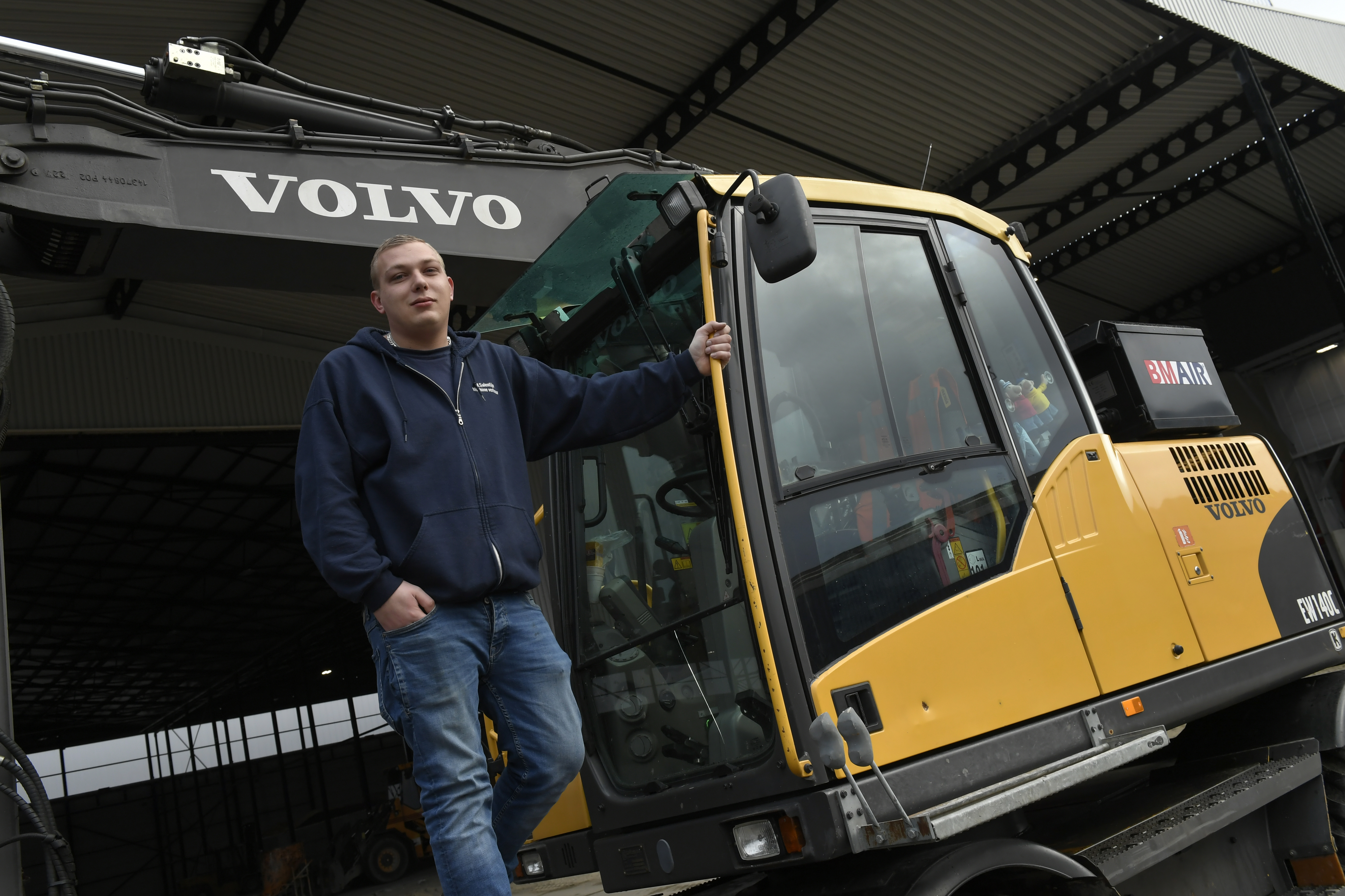 De BouwMachines Machinist van de maand Mark Salentijn (22) begon in 2017 als zelfstandig ondernemer. Hij draait met een Volvo EW140C uit 2008.