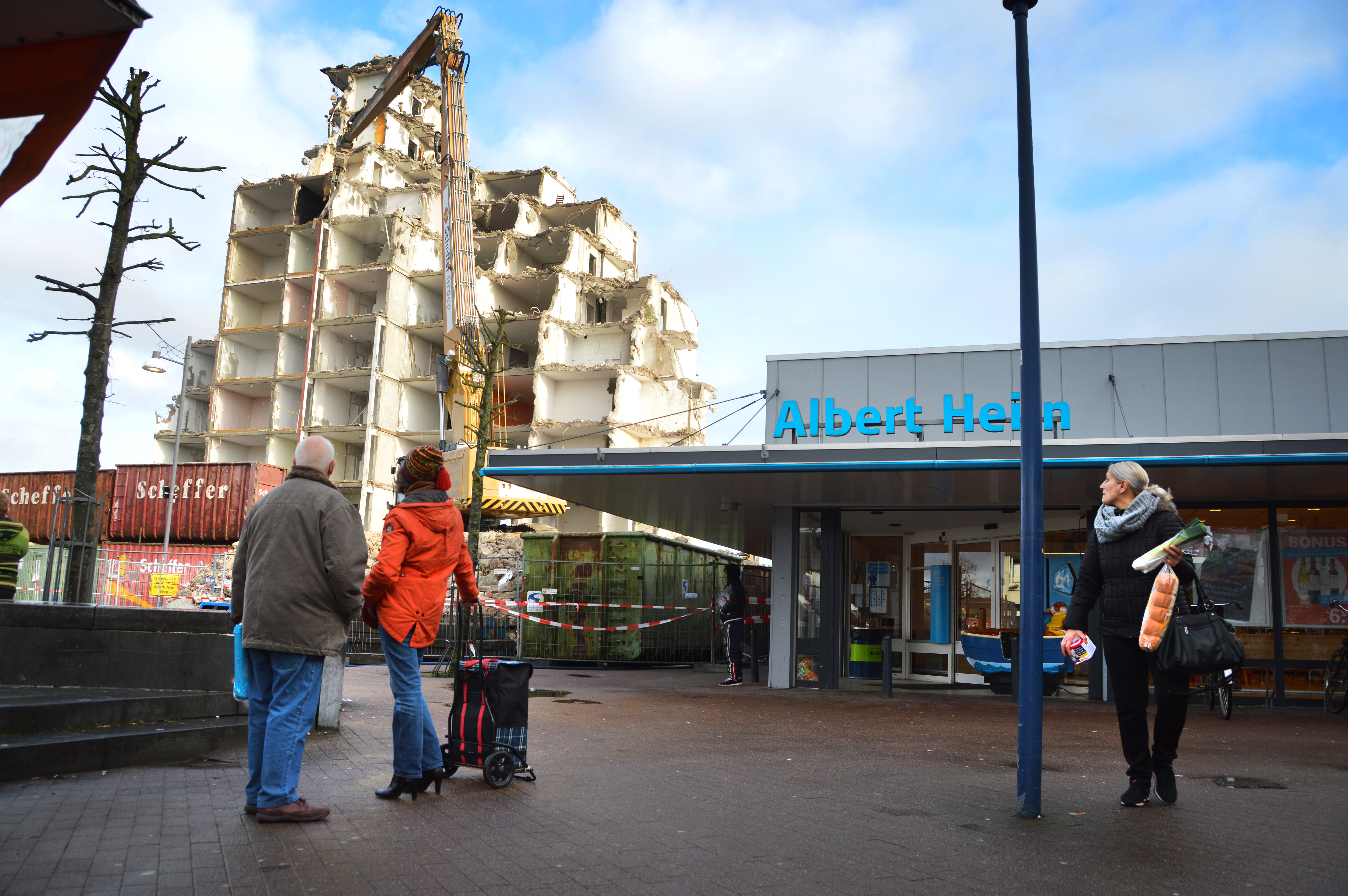 De Albert Heijn-supermarkt ligt pal naast de Vennenflat. Tal van voorzorgsmaatregelen zorgden ervoor dat de supermarkt geen schade opliep en dat het winkelende publiek geen seconde gevaar liep.