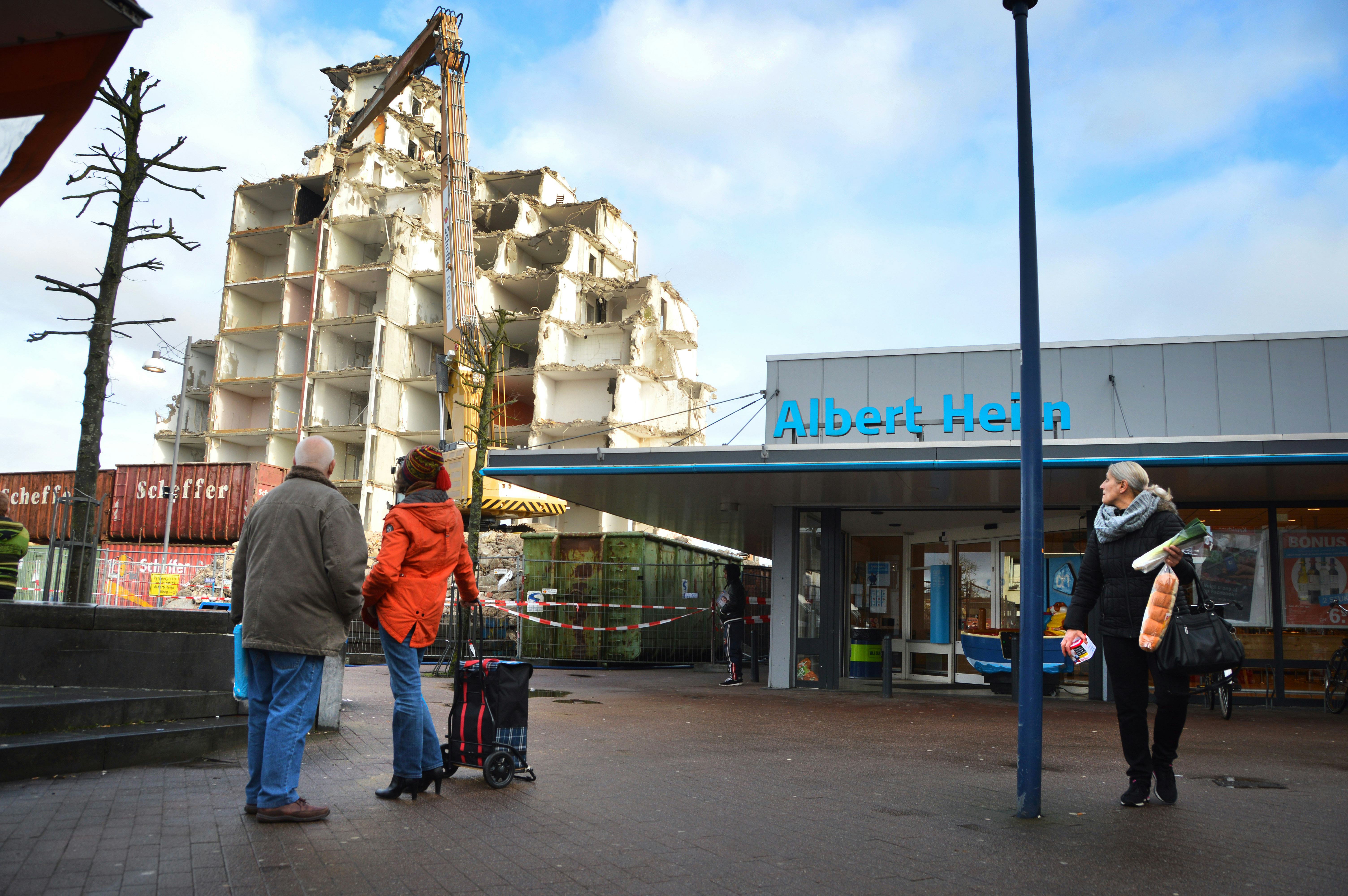 De Albert Heijn-supermarkt ligt pal naast de Vennenflat. Tal van voorzorgsmaatregelen zorgden ervoor dat de supermarkt geen schade opliep en dat het winkelende publiek geen seconde gevaar liep.