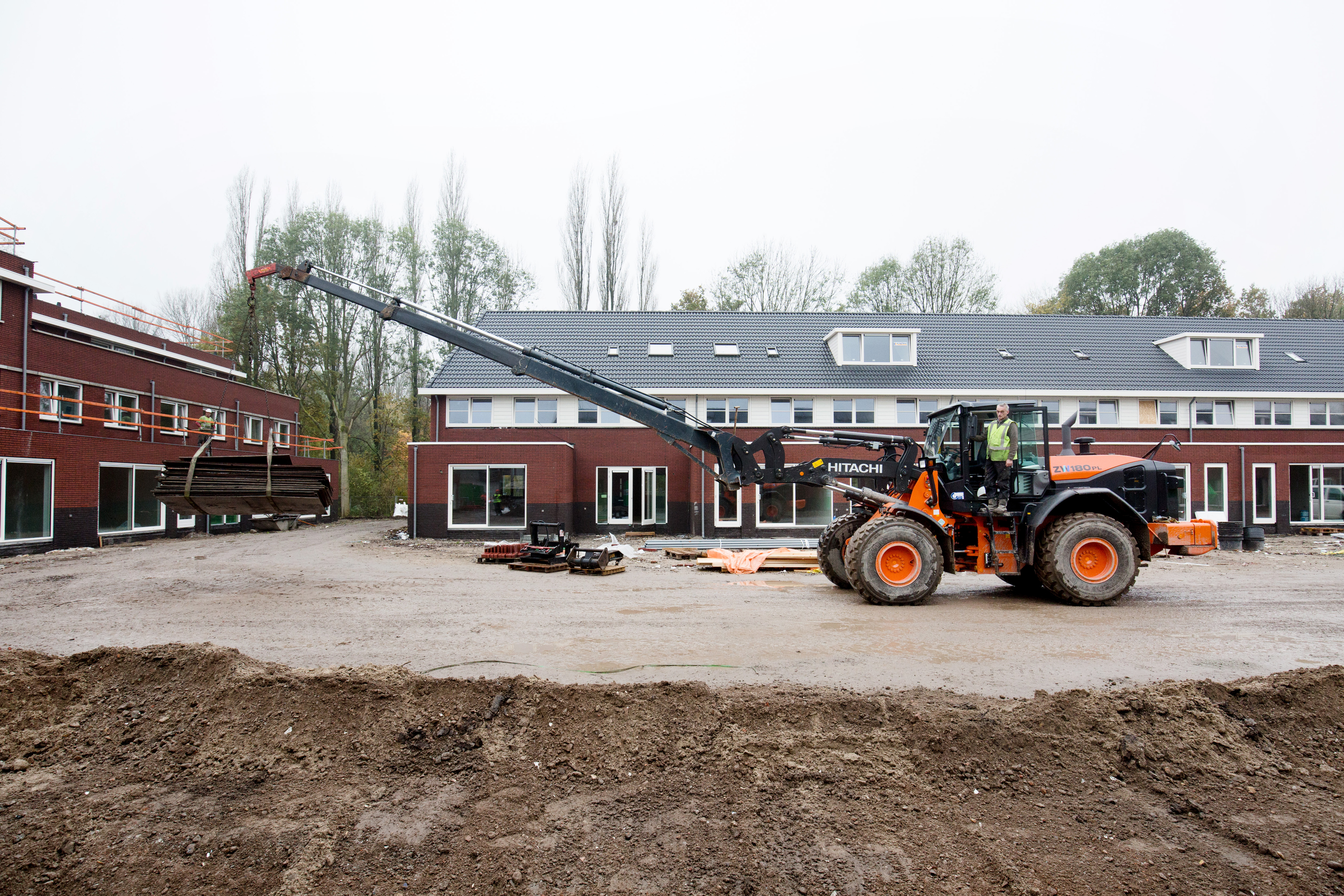 Jan van Doesburg omschrijft de kracht tot hijskraan getransformeerde van de Hitachi ZW180PL-5 als ongekend. ‘Een dikke 1.000 kilo kan ik op 14 meter moeiteloos plat weg leggen.’