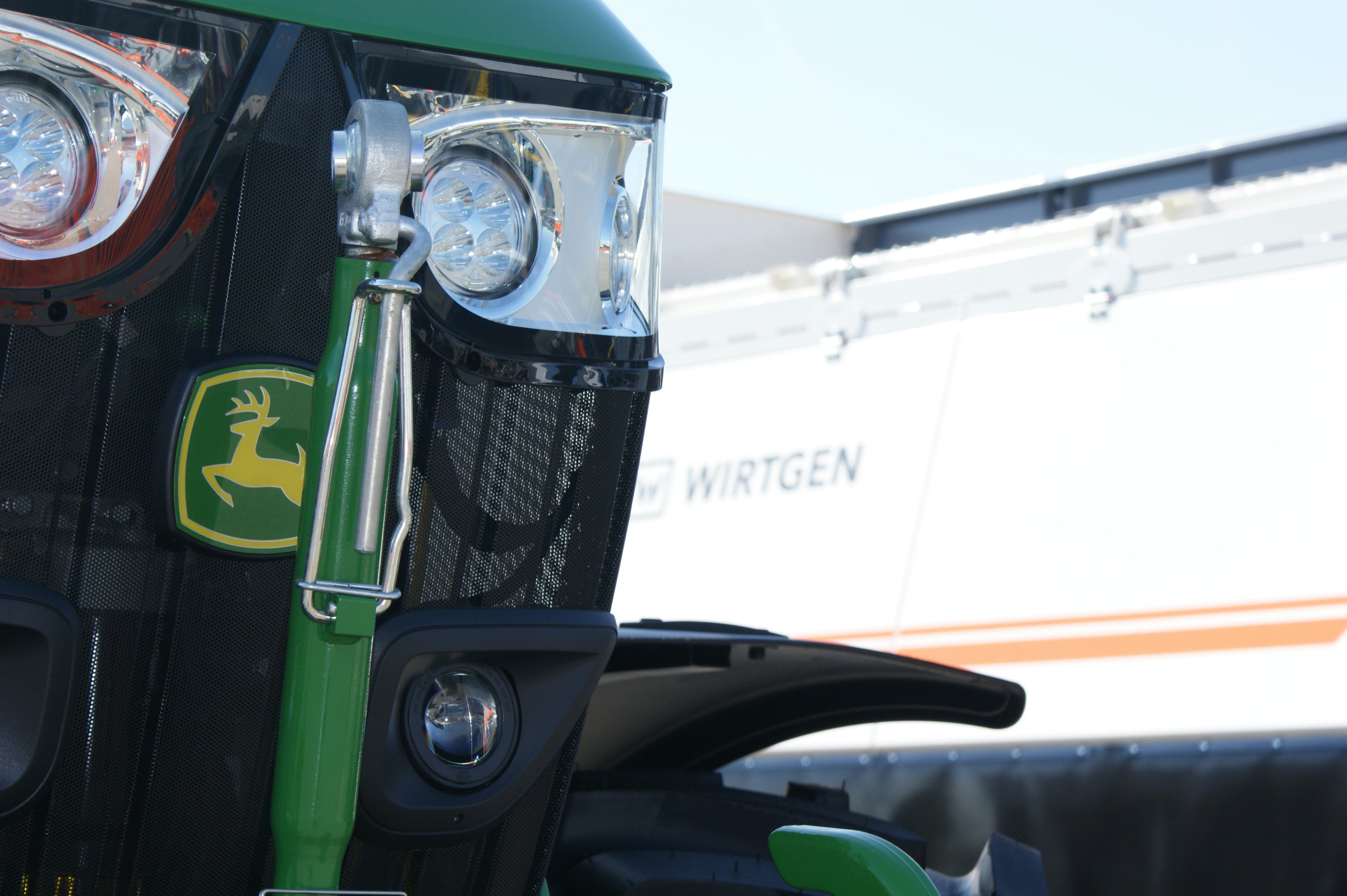 John Deere laat de Wirtgen Group haar eigen koers varen. Tijdens de Road Technology Days maakte alleen deze John Deere-trekker de verbondenheid tussen de twee bedrijven zichtbaar.
