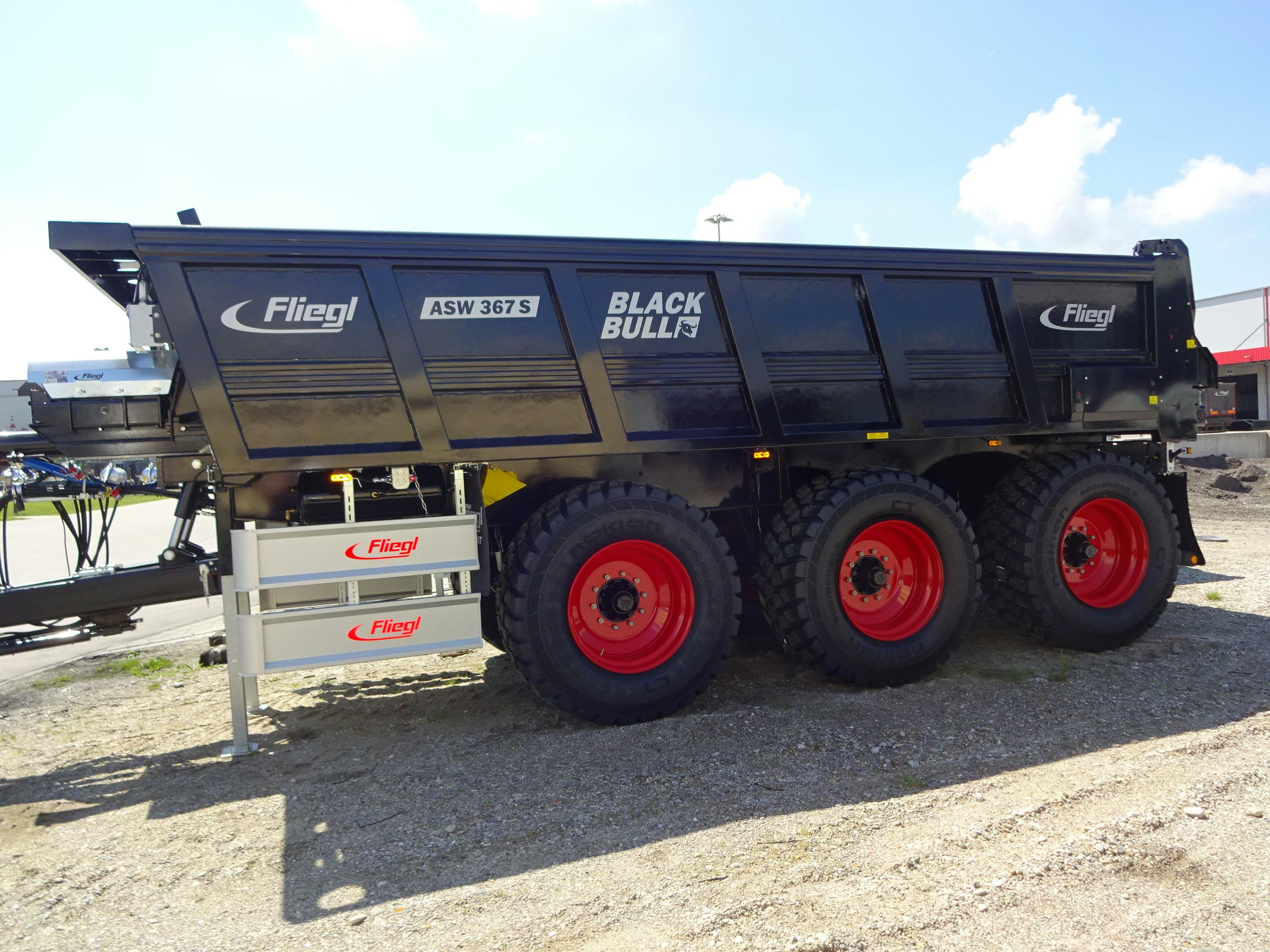 De Fliegl afschuifdumper ASW 367 Bull.