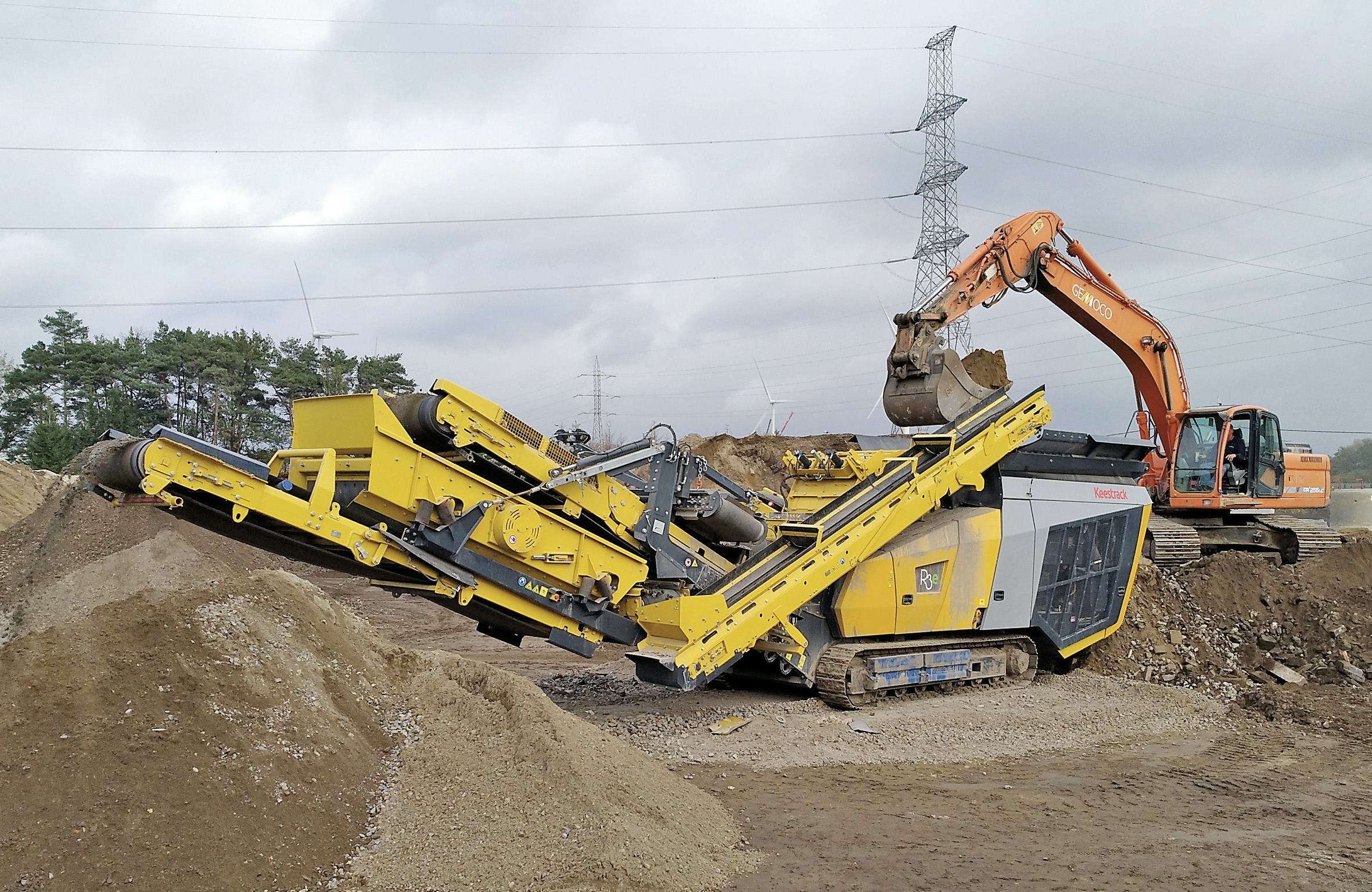 Met een bedrijfsgewicht van max. 32 ton verzekert de nieuwe volledig hybride Keestrack R3e volledige flexibiliteit voor frequent veranderende werklocaties.