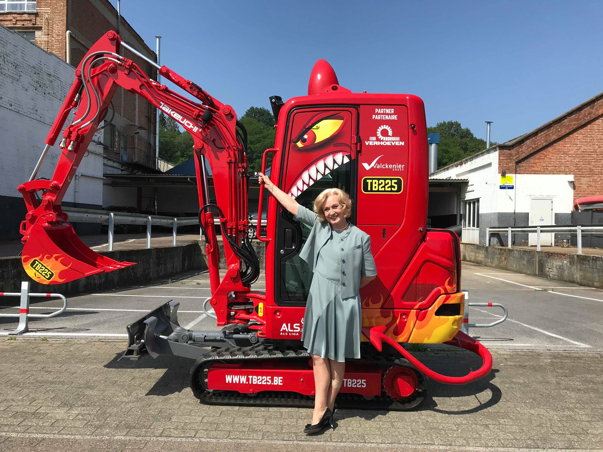 Vlaams actrice Leah Thys poseert bij de Takeuchi TB225.