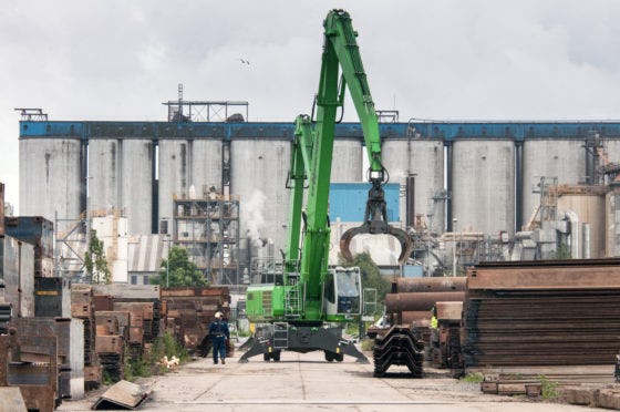 Bouwhub van aannemer Van ’t Hek in het Amsterdamse Westelijk havengebied. Bouwmaterialen worden hier aangevoerd, opgeslagen en geherdistribueerd naar de diverse bouwprojecten in de stad. Zodoende hoeft er minder zwaar verkeer ingezet te worden. - Foto Ronald Bakker
