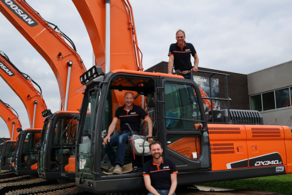 Pieter (boven), Sijmen (midden) en Jan Willem Staadegaard (onder), poserend op een Doosan DX340: 'Wij willen transparant zijn. Binnen het bedrijf kennen we geen geheimen voor elkaar.' 