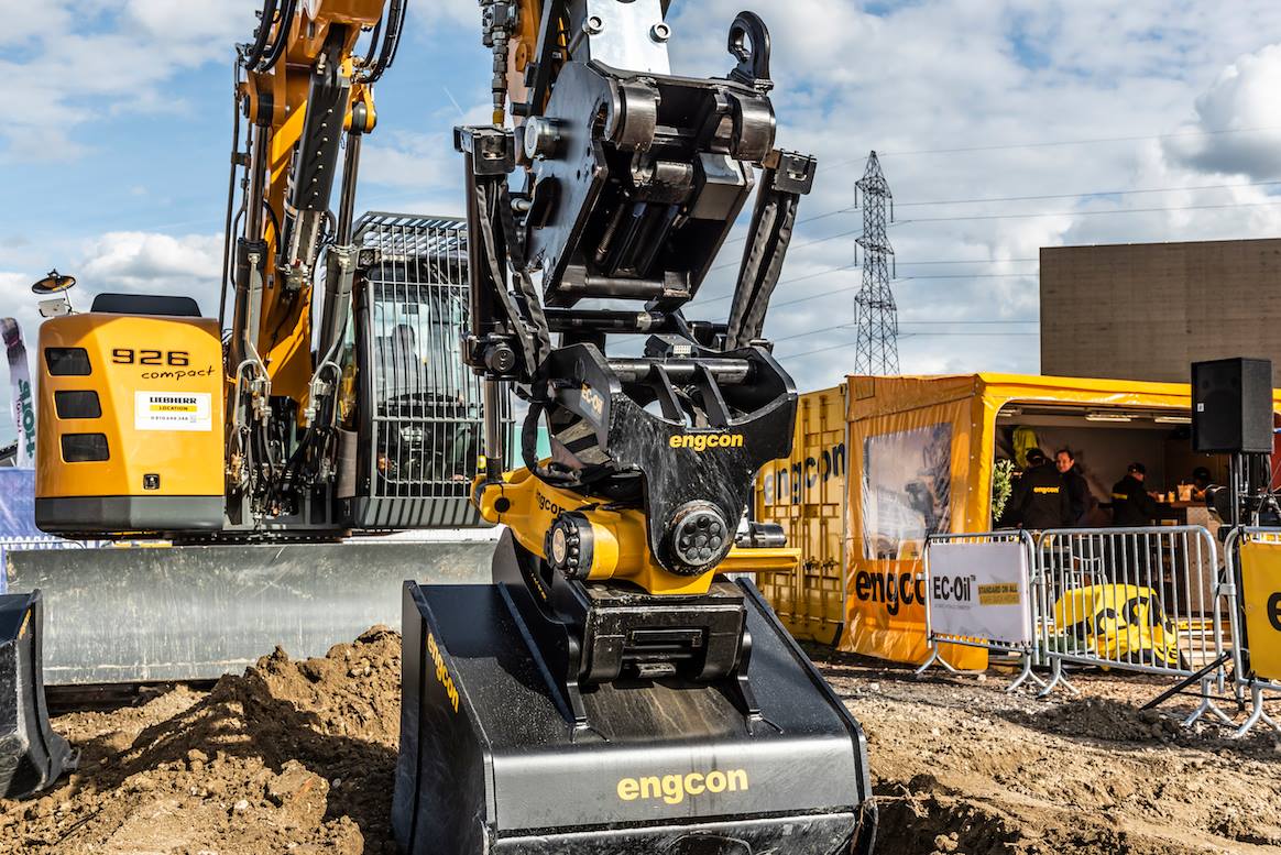 De gratis uitbreiding van engcon bestaat uit een EC-Oil-blok met twee hydraulische aansluitingen, een aansluiting voor centrale smering en een aansluiting voor de elektronica.