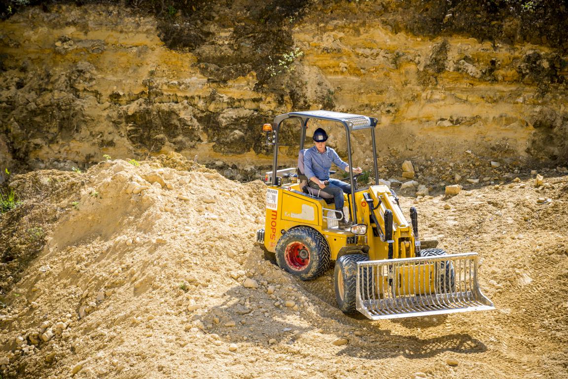 Werken in een groeve wordt vaak geassocieerd met grote, zware machines. De Knikmops 180 bewijst dat een compacte machine in de Kunradersteengoeve heel goed uit de voeten kan.
