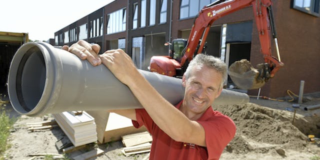 De 45-jarige John Angevare, sinds vijf jaar werkzaam bij aannemersbedrijf Zuidhoek in Voorhout, is de BouwMachines ‘Machinist van de maand’ augustus 2018.