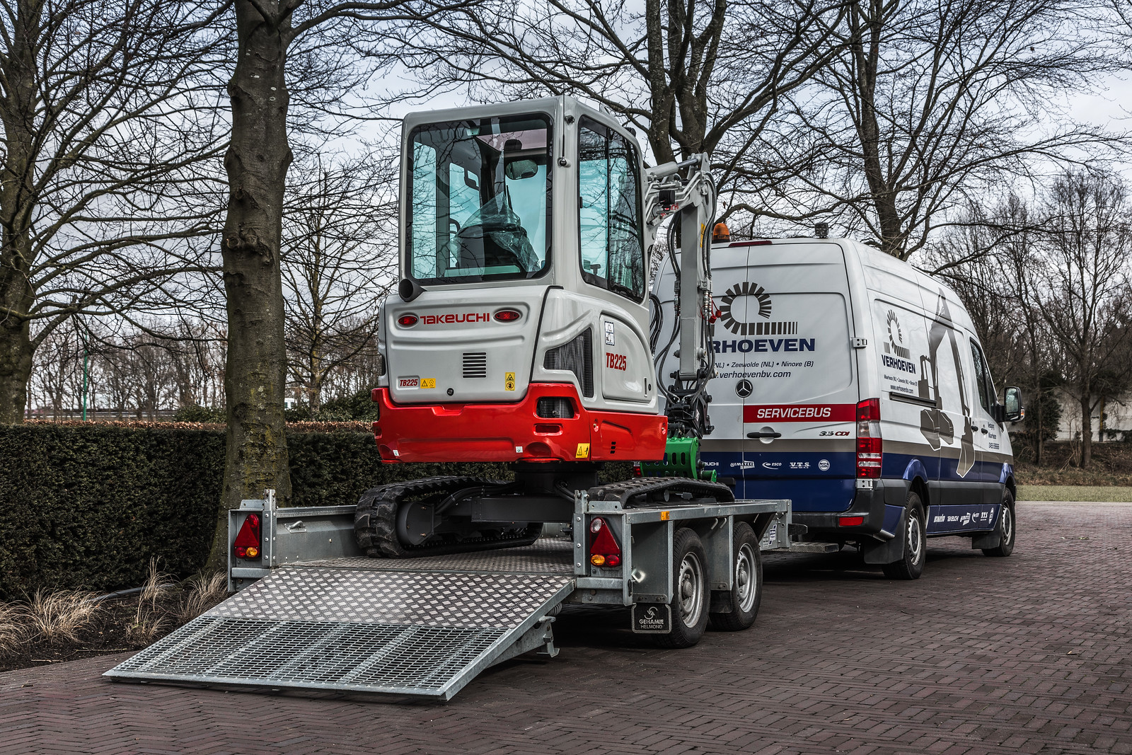 De Takeuchi TB225 is specifiek voor Europa ontwikkeld, op initiatief van importeur Verhoeven. De relatie tussen de Japanse machinebouwer en Verhoeven is inmiddels zo goed dat de importeur deel uitmaakt van het Takeuchi development team.