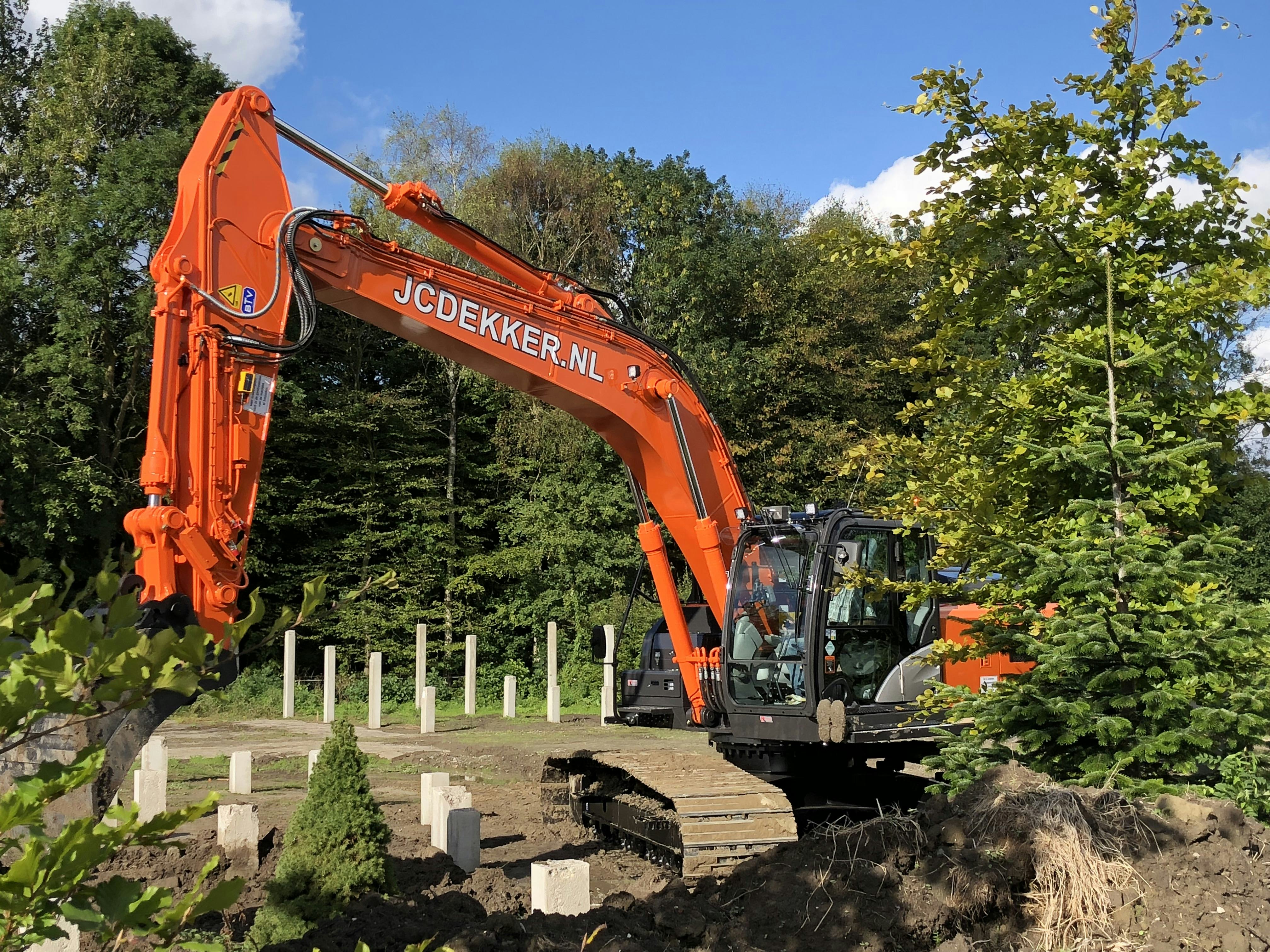 Aannemer Dekker gaat heipalen kraken met Hitachi ZX250LC-6