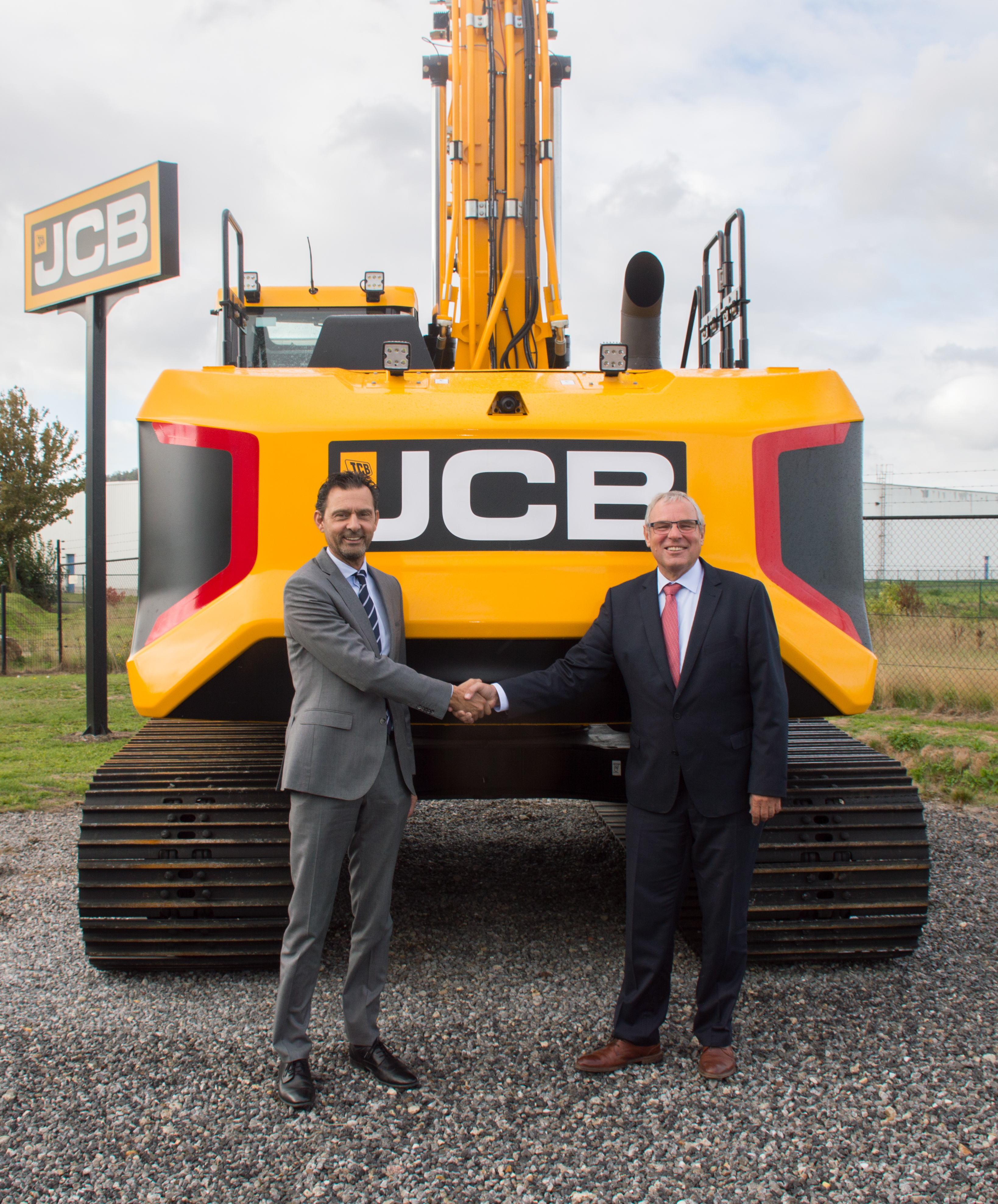 René Wetzels (rechts) draagt met ingang van 1 januari 2019 de dagelijkse leiding van JCB Benelux over aan Kris Vochten.