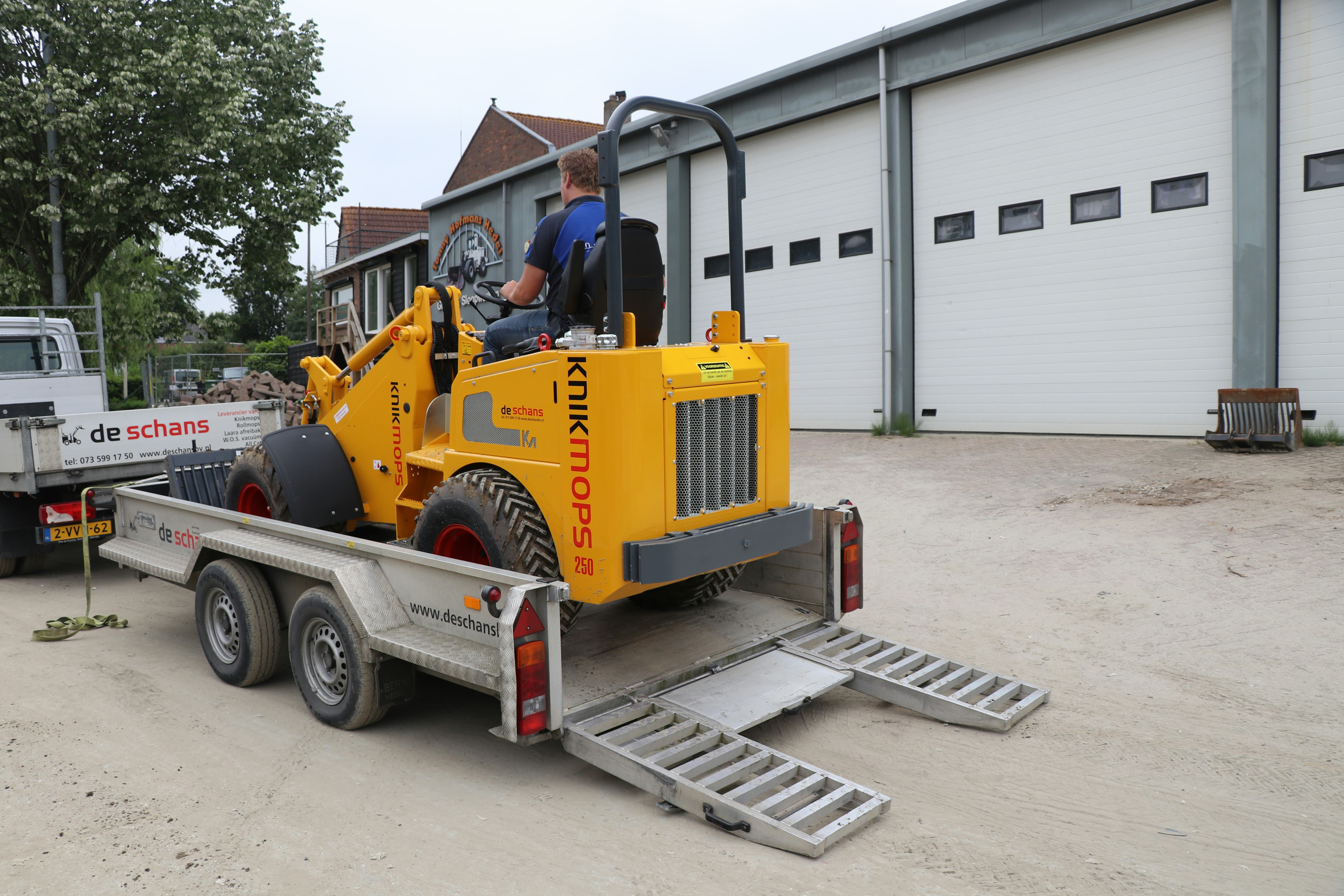 De KM 250 past precies op de aanhangwagen.