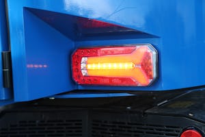 De machine heeft futuristische led-achterlichtunits.