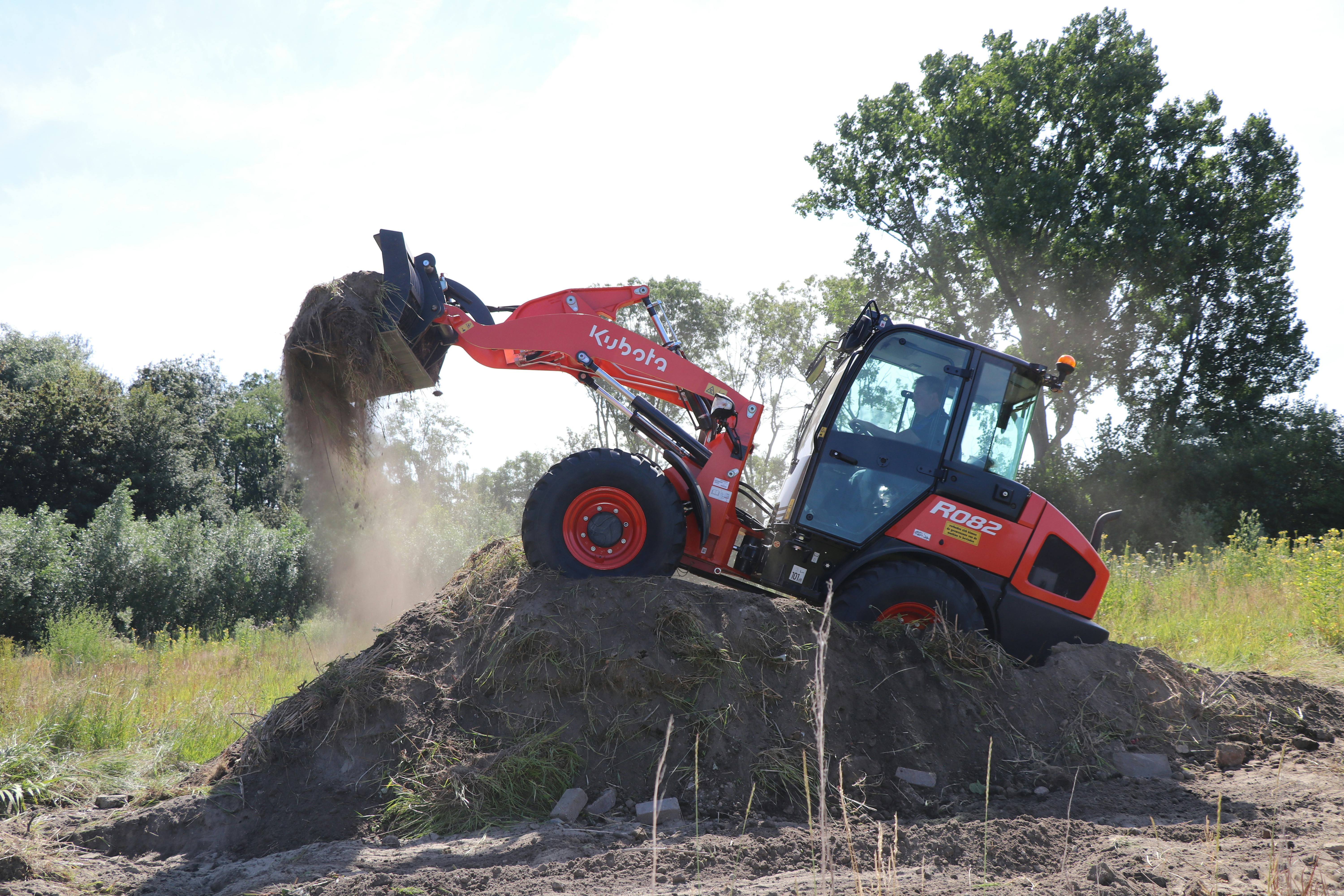 De Kubota R082 in volle actie.