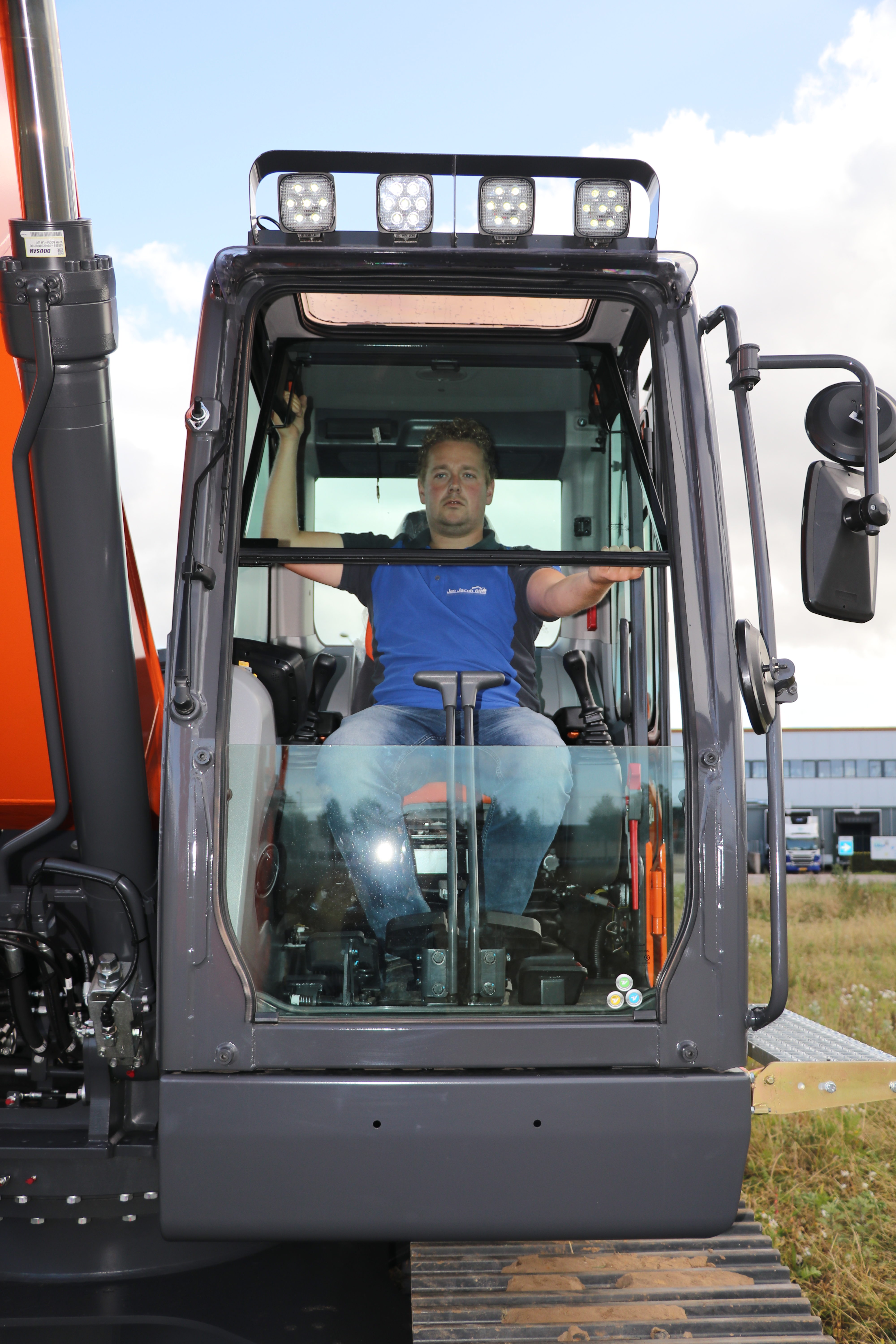 De voorruit is eenvoudig te openen.