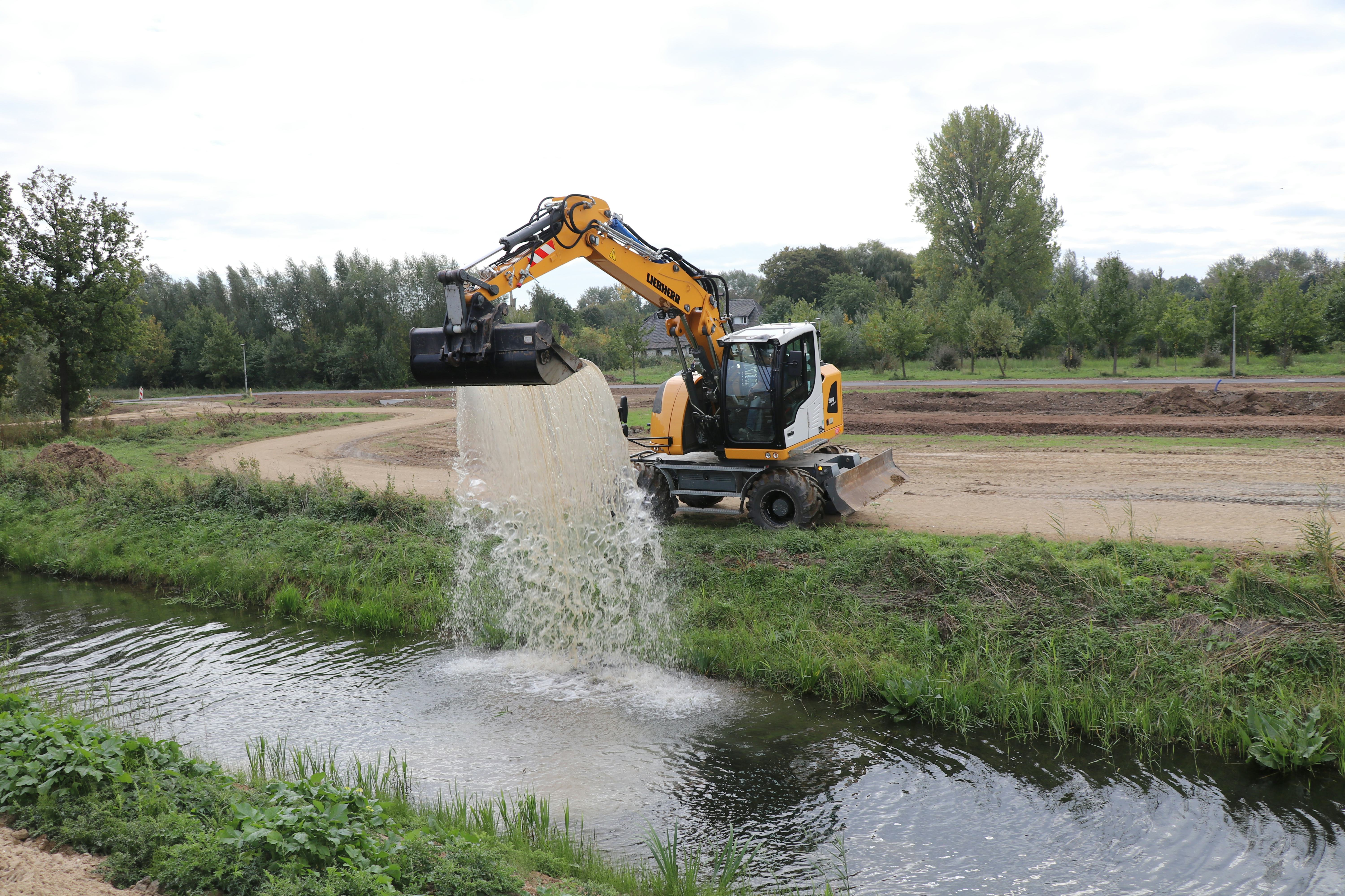 Stevig graven, soepel afwerken of… water scheppen: het kan allemaal met deze machine.