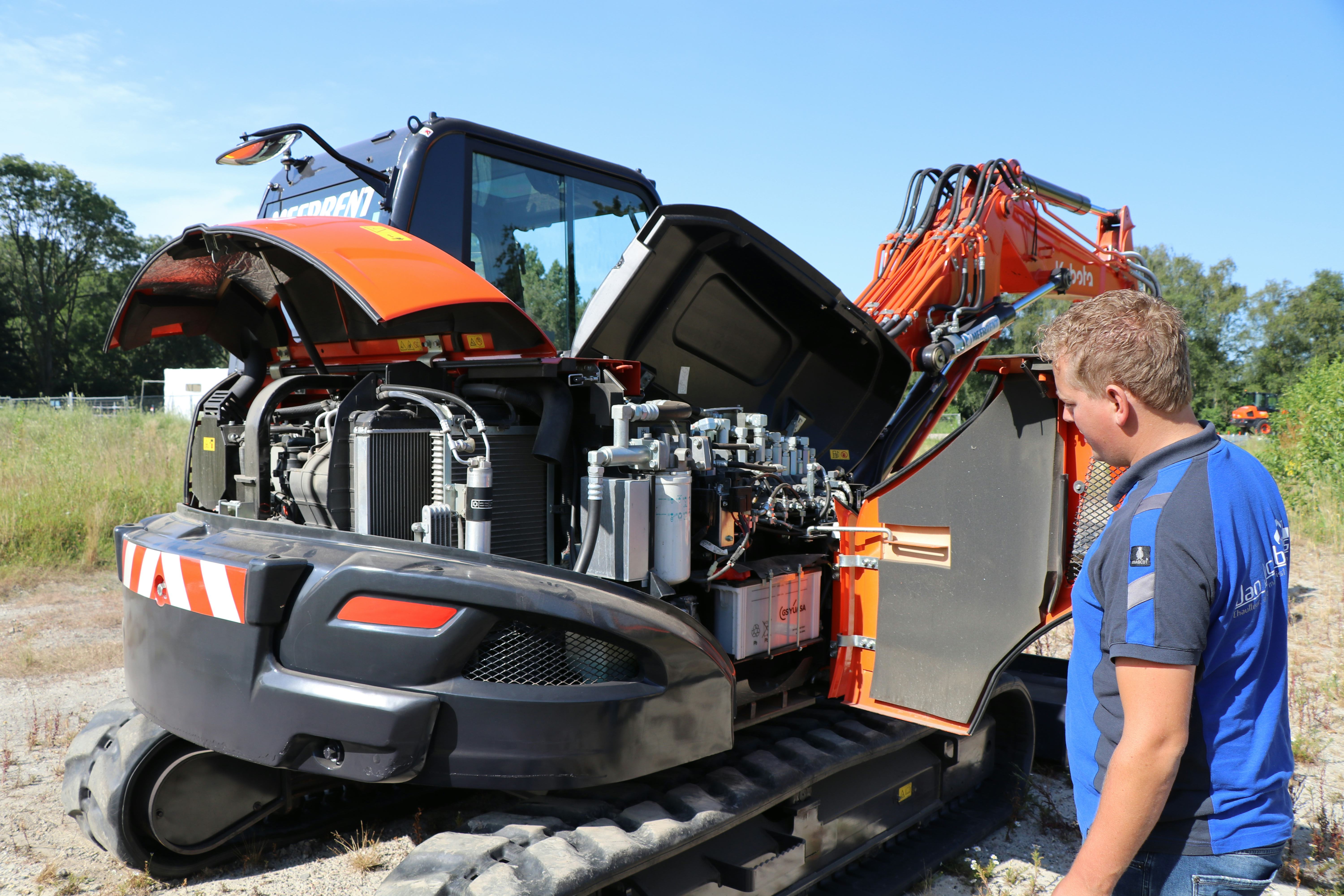 Kubota heeft veel aandacht gegeven aan de servicevriendelijkheid van de machine. De motor en andere componenten zijn goed toegankelijk.