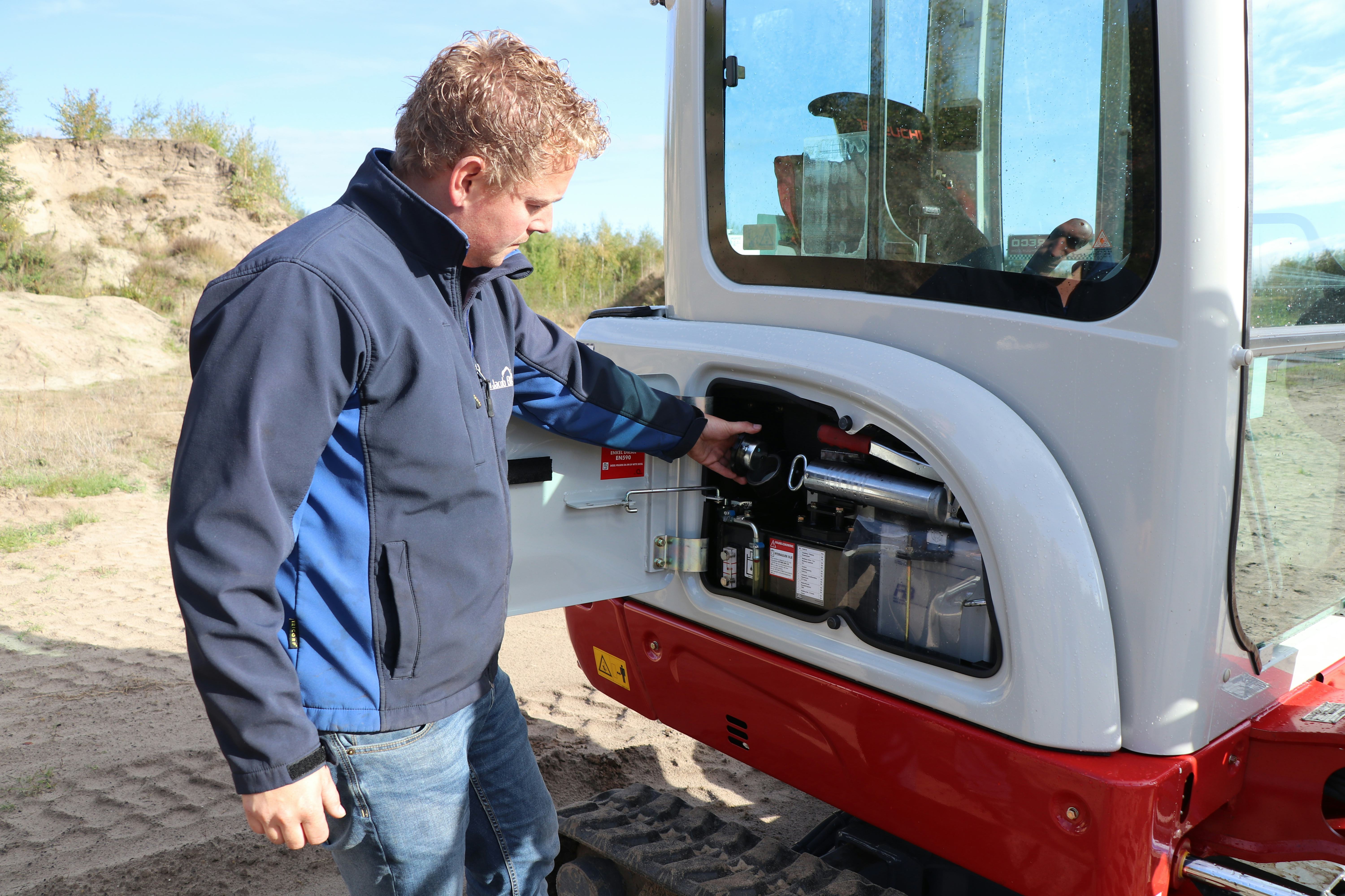 Het grote serviceluik aan de rechterzijde met opbergruimte voor vetspuit. ‘Gezien de compacte maatvoering van de machine kun je overal prima bij.’