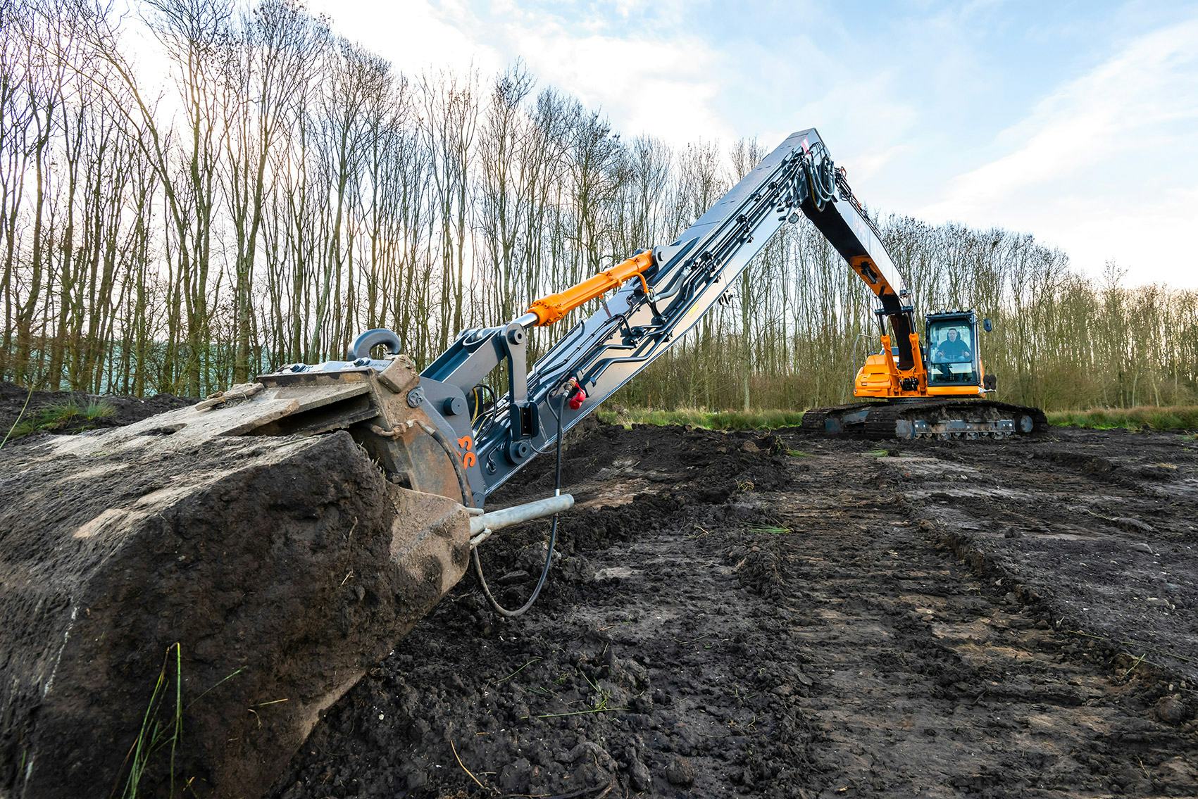 VIDEO | Hybride Kobelco SK210HLC-10 Long Reach met werkbereik van 16,5 meter voor Ippel