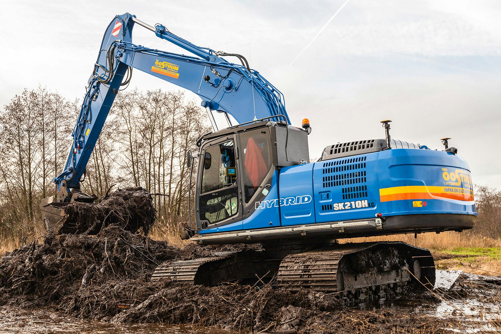 VIDEO | Kobelco SK210HLC-10 Hybrid voor aannemer Van Oostrum Westbroek