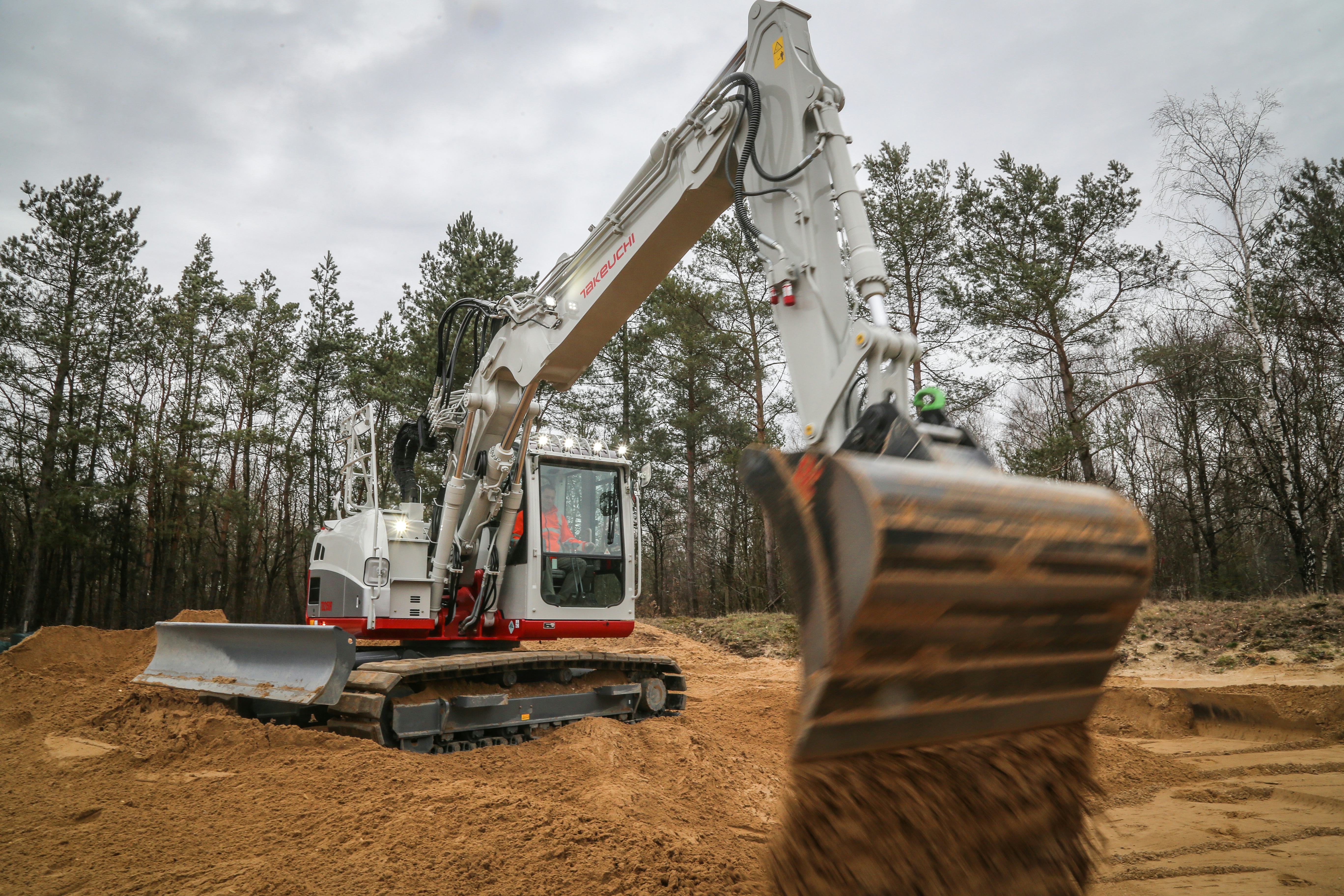 VIDEO | BouwMachines test Takeuchi TB2150R, een serieuze rupsgraver