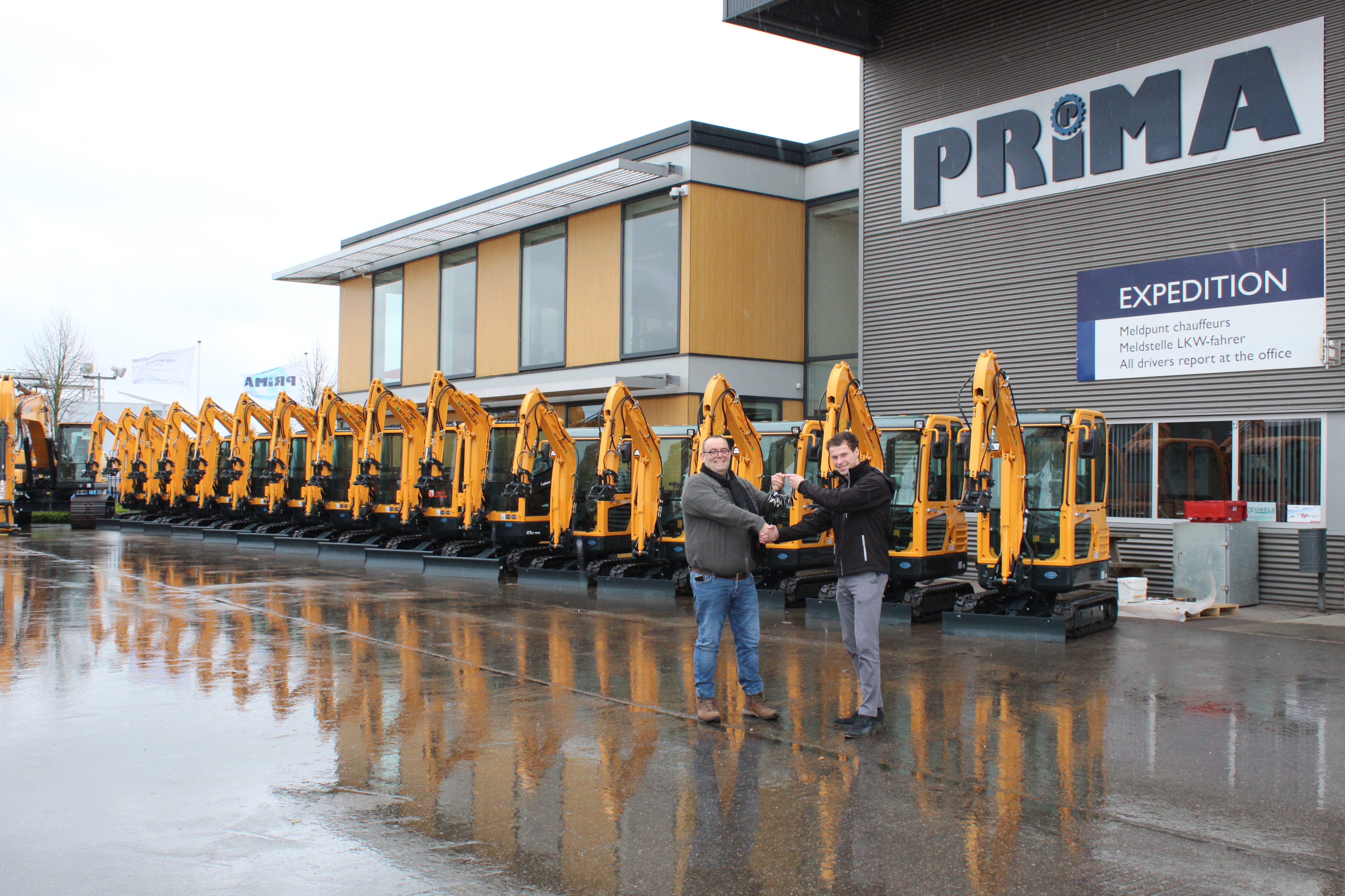 Eric Roelofs (links) van Nerik Infra neemt de 15 sleutels van de Hyundai mini's in ontvangst van Rutger Schrijver, verkoper bij Van der Spek Vianen.