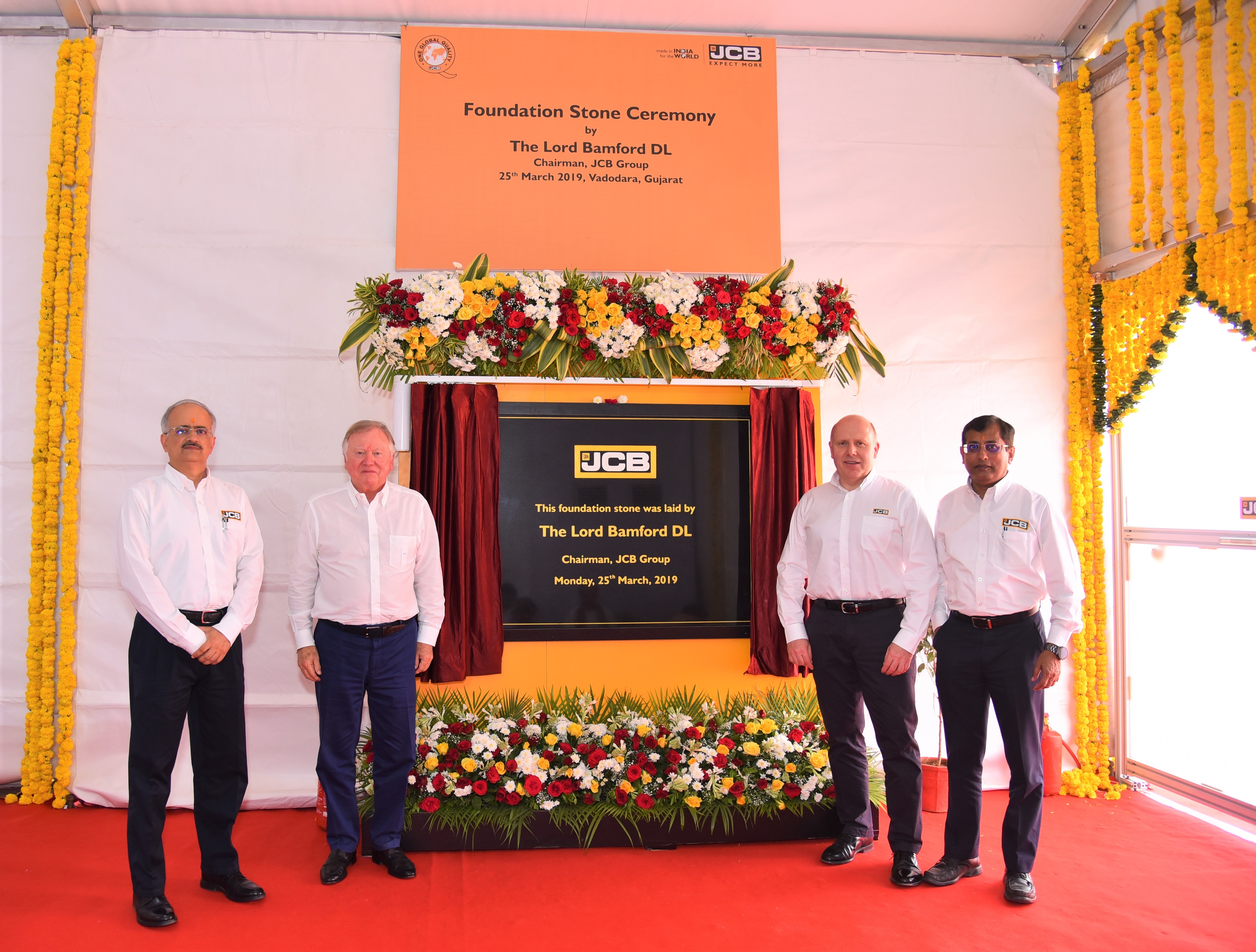 JCB-topman Lord Bamford, tweede van links, legde de eerste steen van de nieuwe fabriek in Vadodara. Links van hem JCB India MD Vipin Sondhi; aan de andere zijde JCB algemeen directeur Mark Turner en JCB algemeen directeur India Subir Chowdhury.