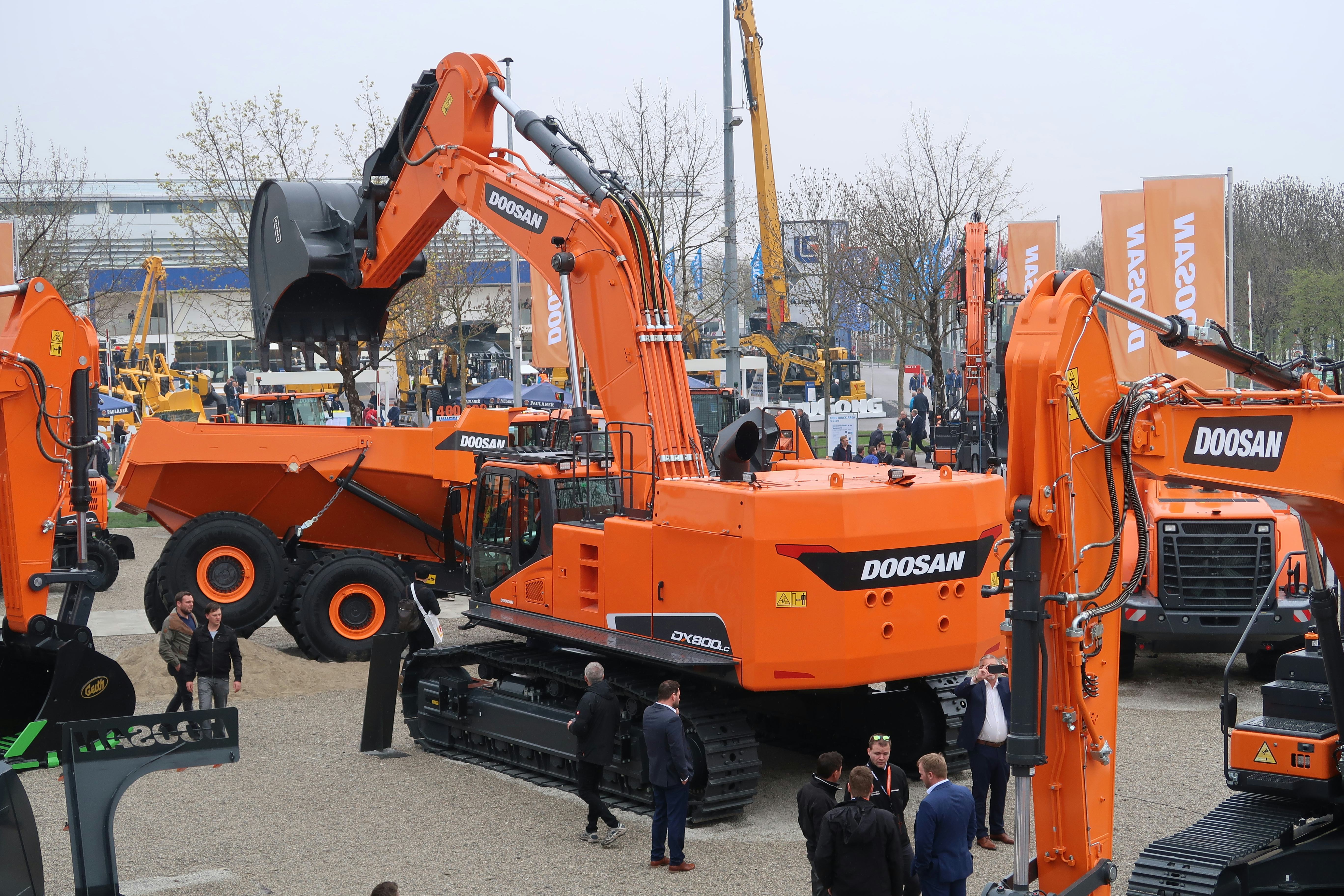 Doosan lanceert 30-tons en 80-tons rupsgraver, en twee nieuwe mini's