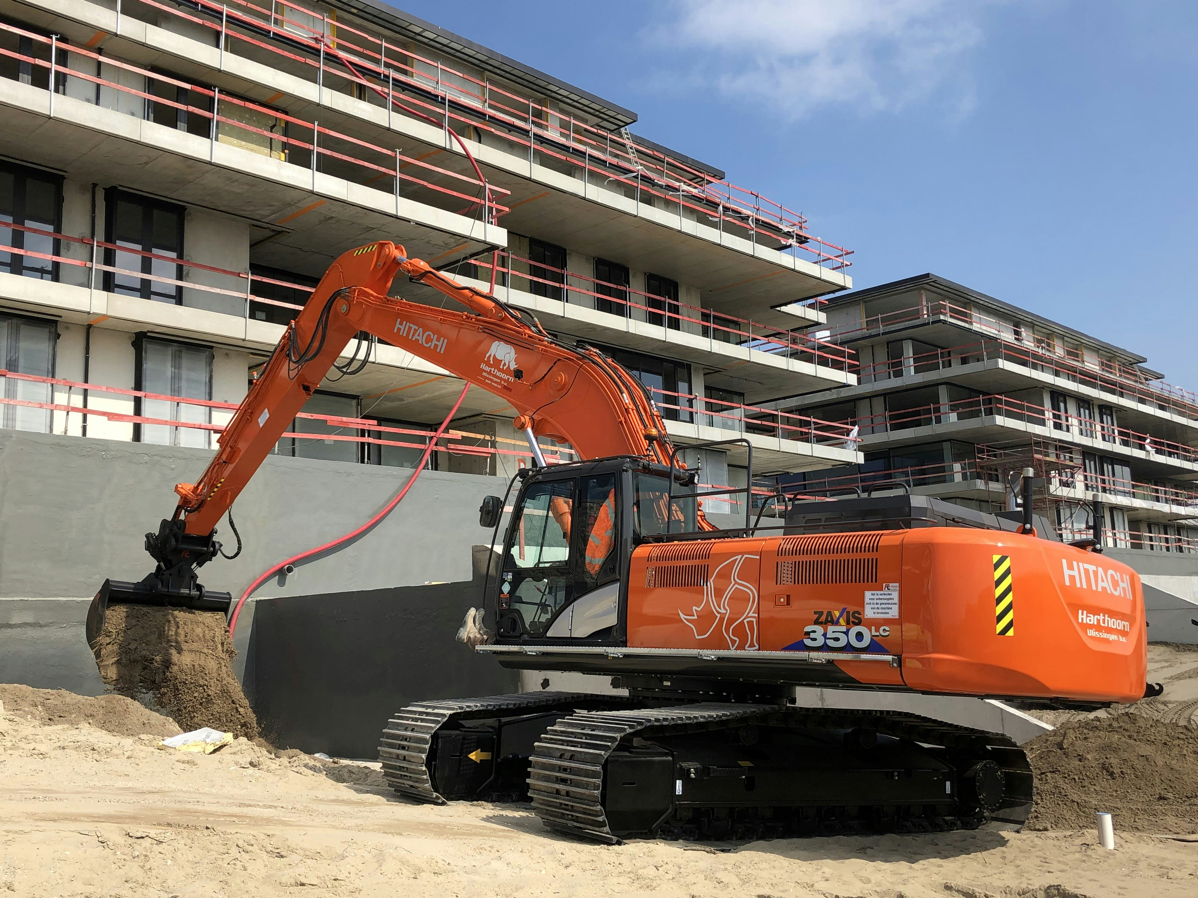 Drie Hitachi graafmachines voor Harthoorn - mét neushoornlogo