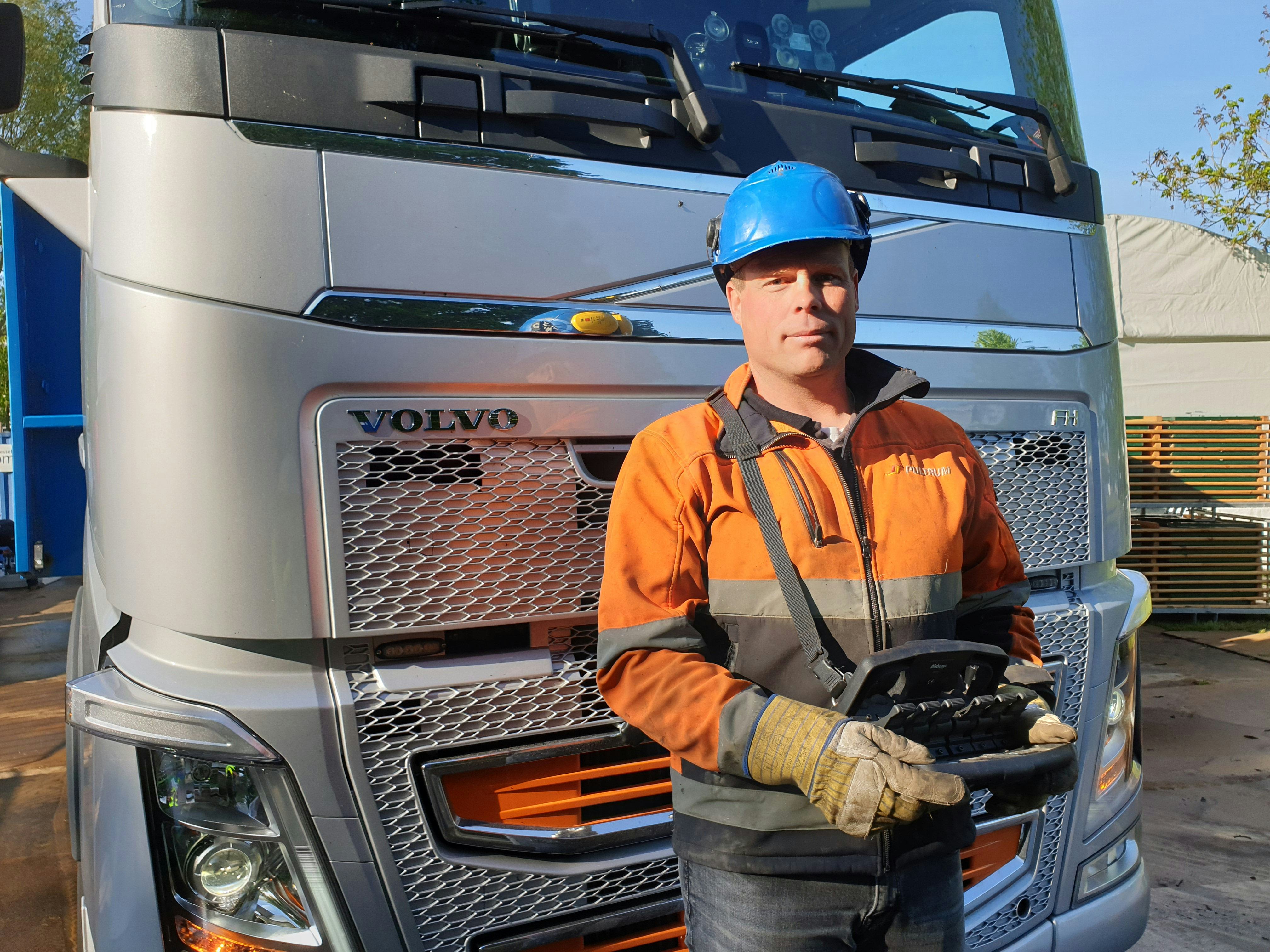 Dennis Manrho, chauffeur bij Pultrum Rijssen, moest in het begin wel wennen aan het op afstand bedienen van zijn vrachtwagen met Drimote.