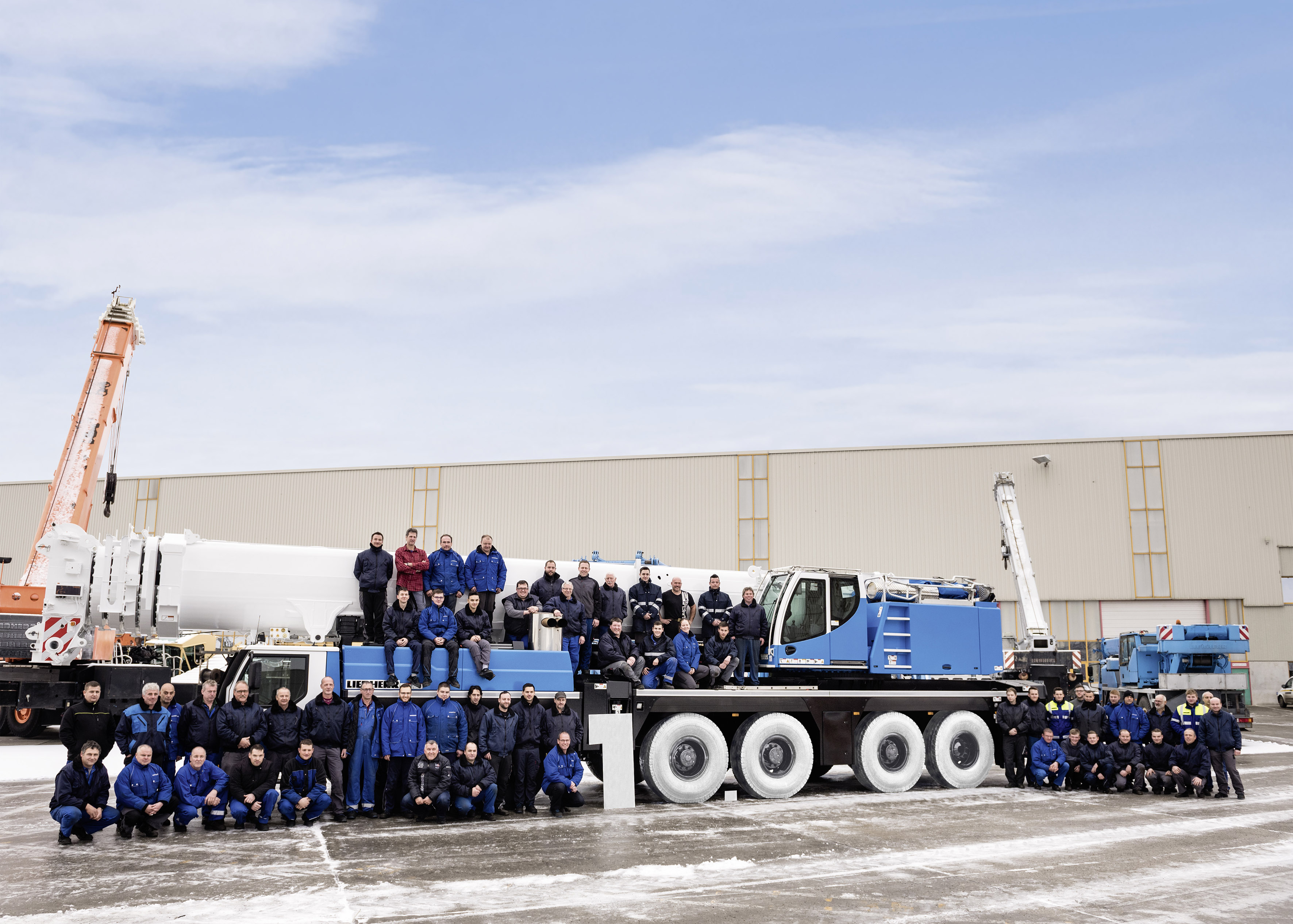 De 10.000ste gebruikte Liebherr kraan bij de fabriek in Ehingen, voordat deze op transport is gezet naar Australlië. 