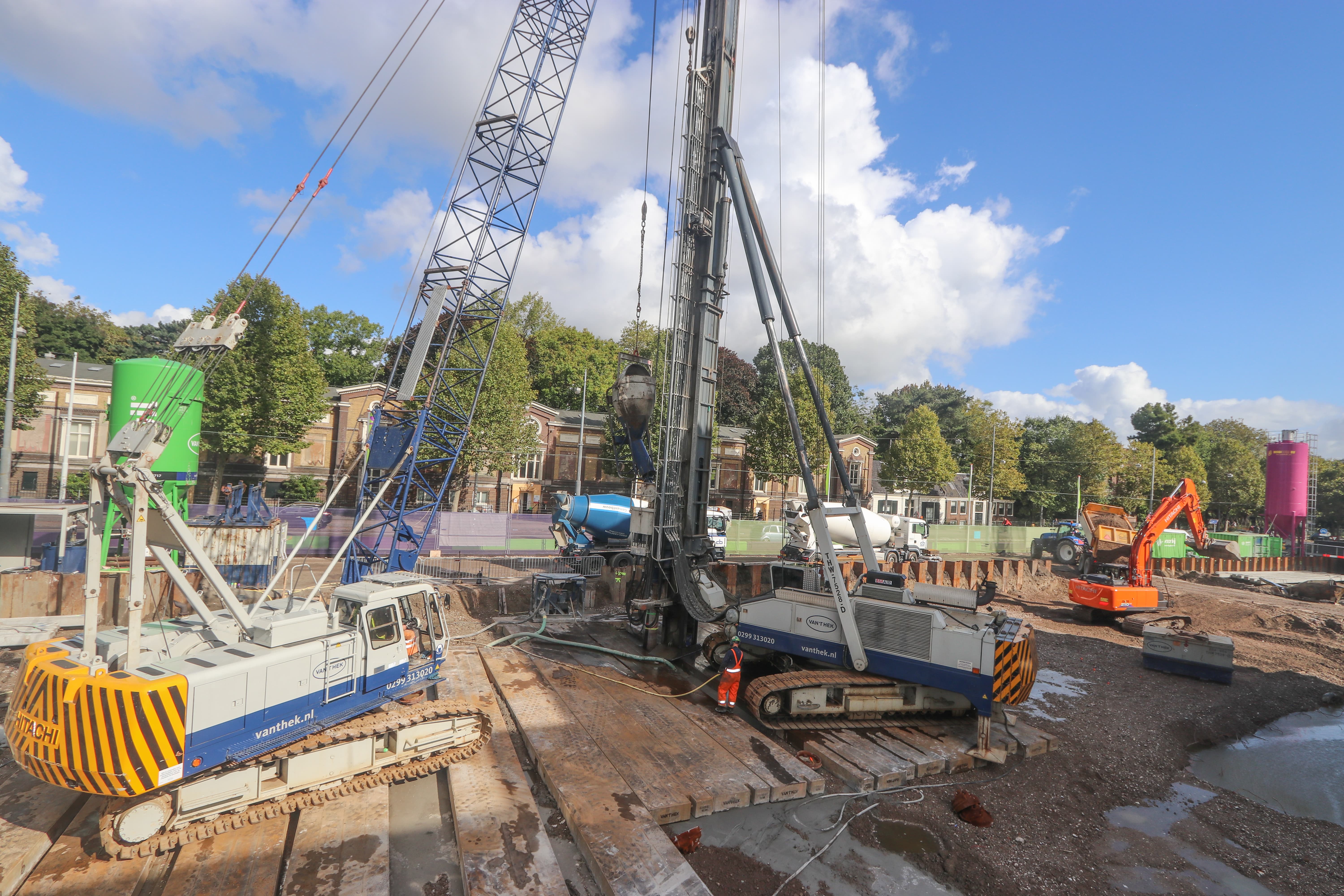 Funderingswerk van Van 't Hek in Amsterdam in 2019. Als er veel monumentale panden in de omgeving staan, is het van belang om trillingvrij en geluidsarm te werken, weten ze bij Van 't Hek. Foto: Matthijs Verhagen