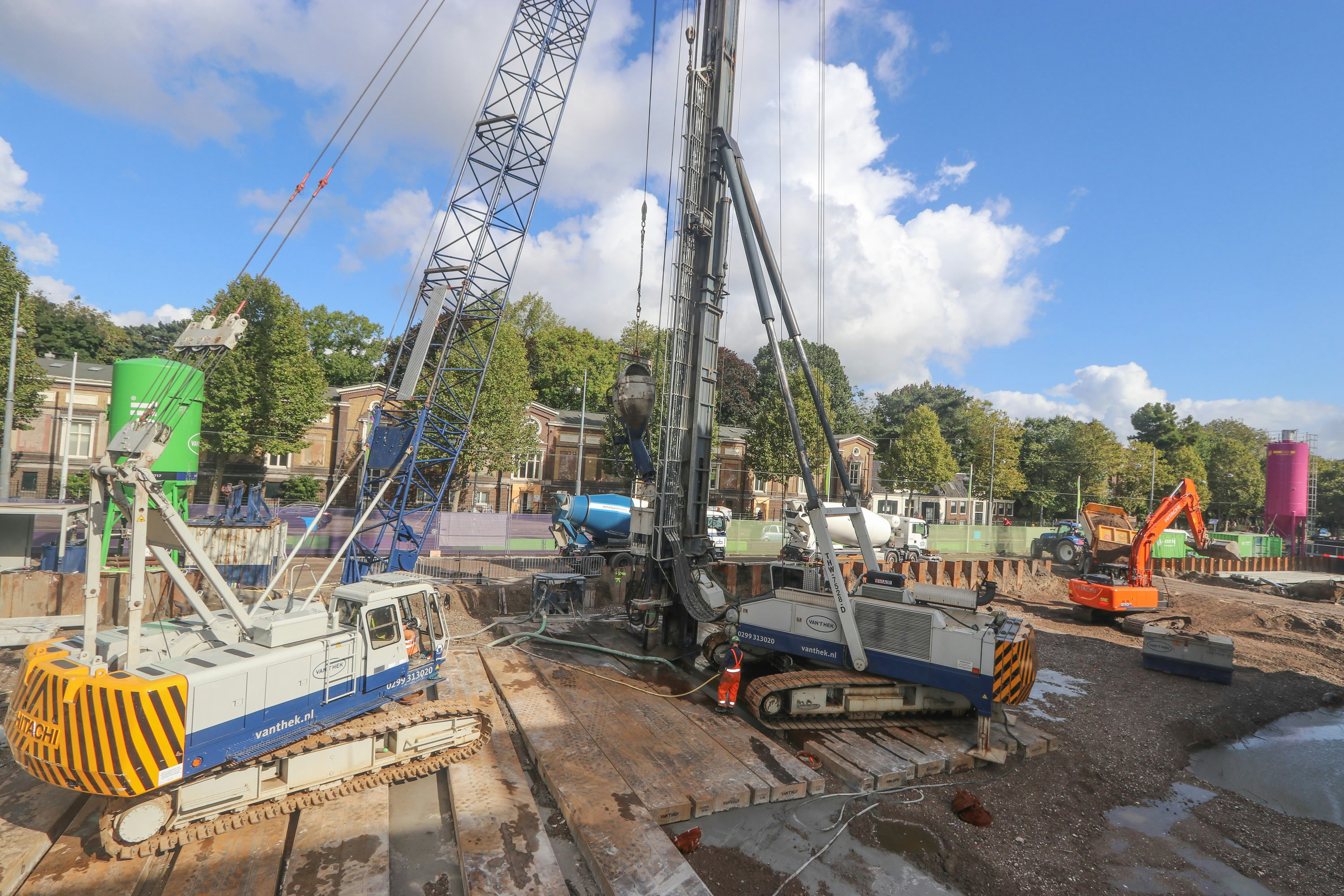 Funderingswerk van Van 't Hek in Amsterdam in 2019. Als er veel monumentale panden in de omgeving staan, is het van belang om trillingvrij en geluidsarm te werken, weten ze bij Van 't Hek. Foto: Matthijs Verhagen