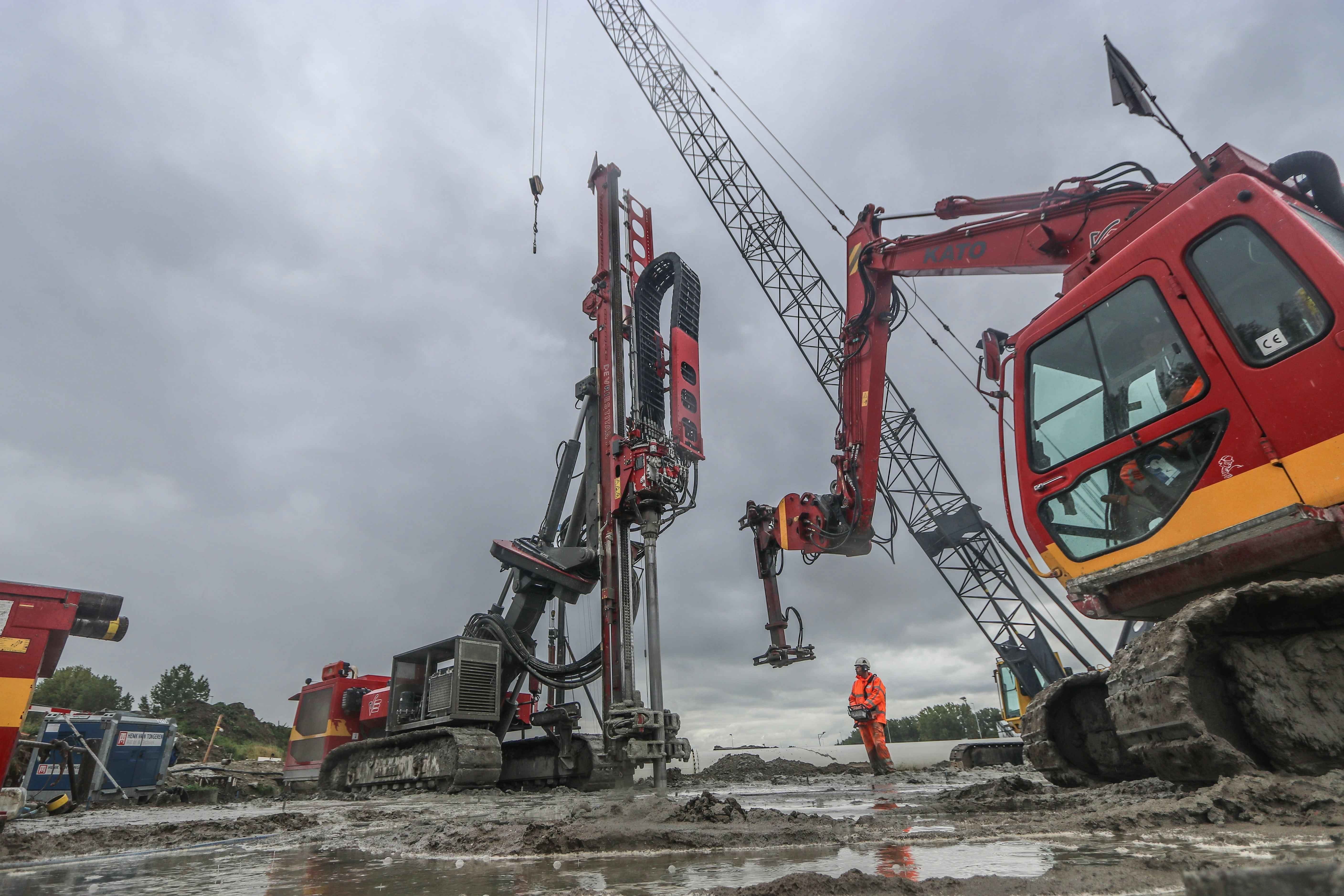 Met man en macht werken aan de Blankenburgtunnel, met zijn 4.100 ankers