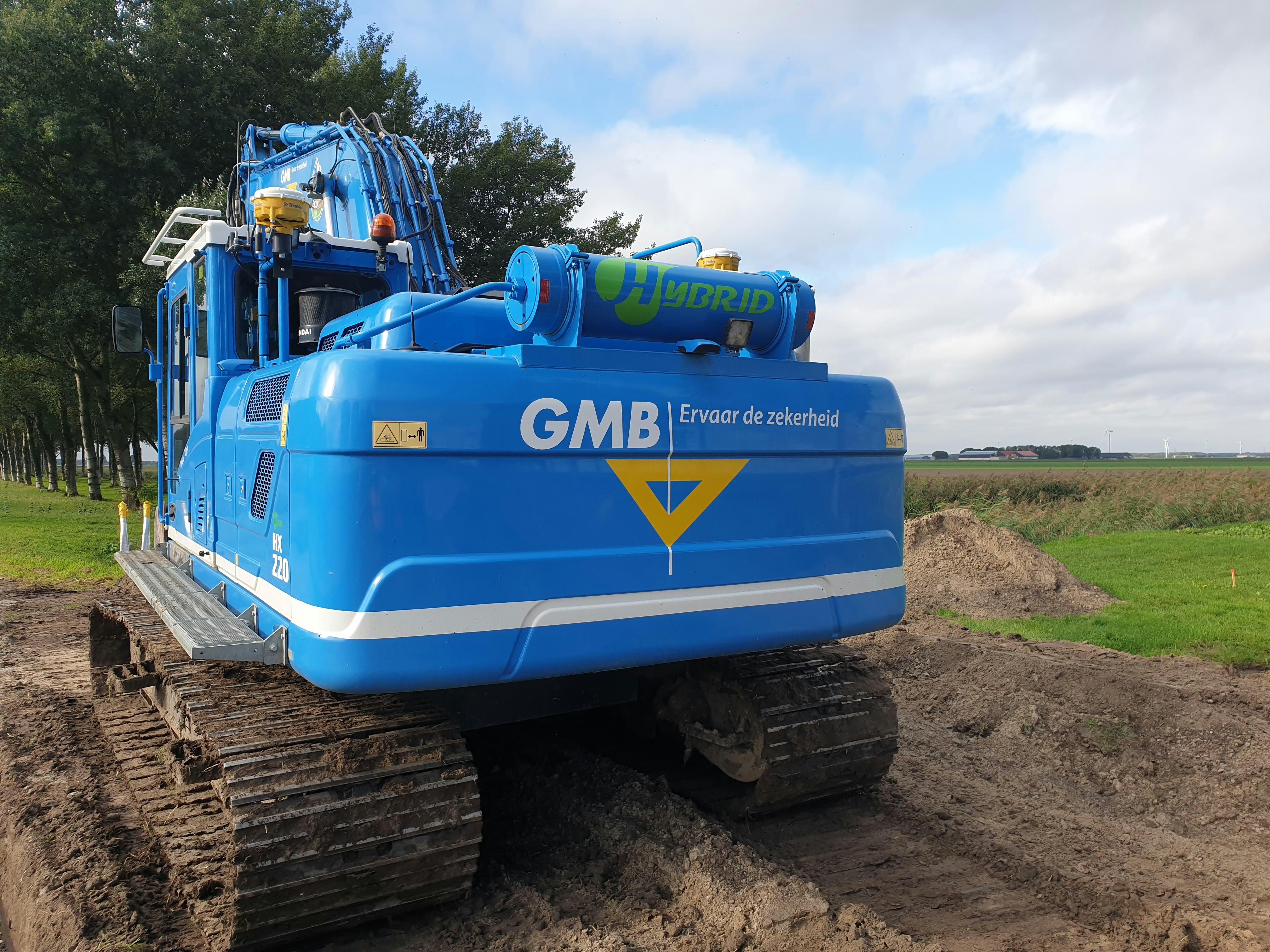 Door de opbouw van een hybride systeem op een bestaande Hyundai rupsgraafmachine bespaart GMB per draaiuur 2 tot 2,5 liter brandstof.