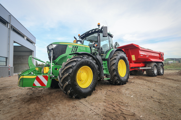 John Deere heeft een breed leveringsprogramma. Deze 6175R is voorzien van alle opties, heeft een traploze transmissie, de nieuwste rijhendel enzovoorts.