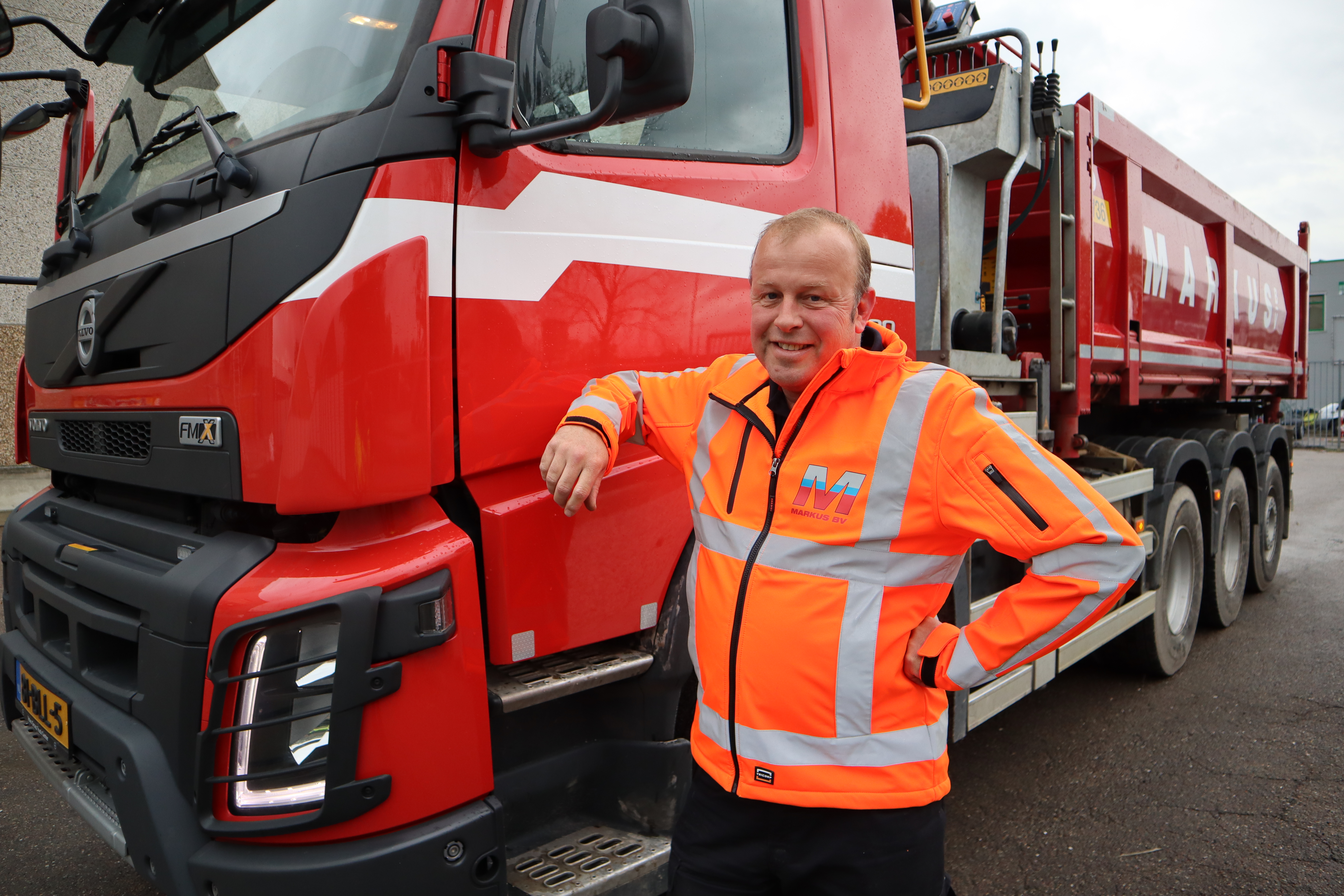 Edward Grevenstuk is de vaste chauffeur op de Volvo FMX 8x4 bij Markus.