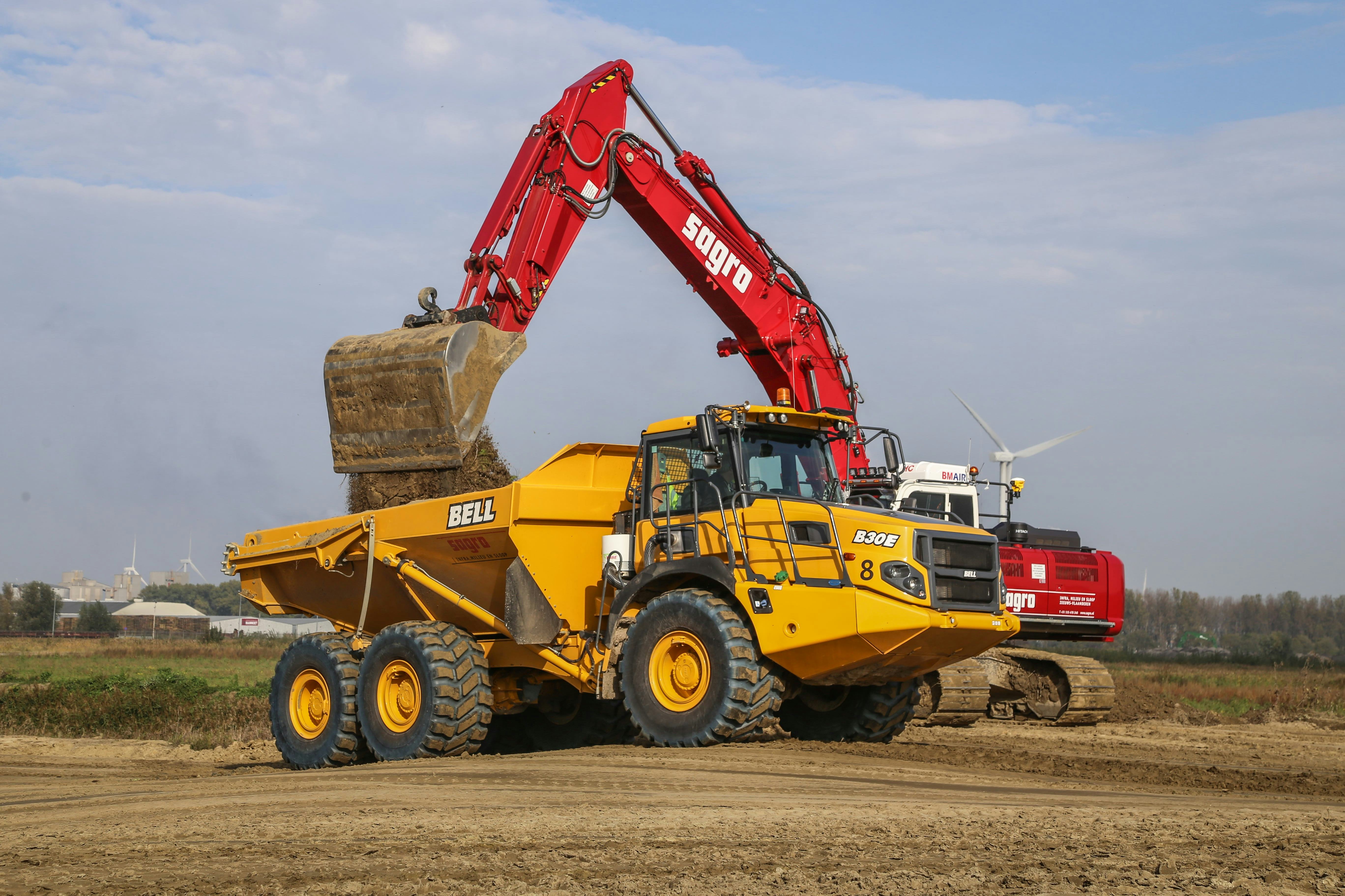 PRAKTIJKTEST | Knikdumper Bell B30E, een serieus alternatief