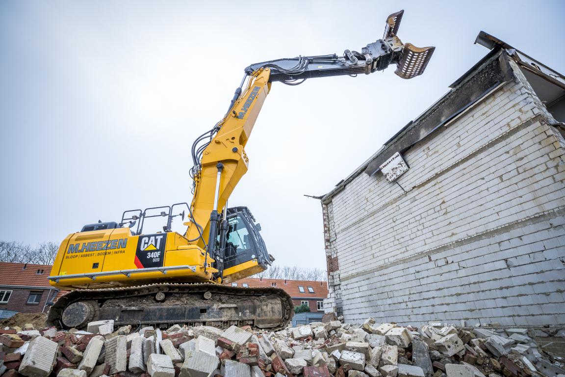 De Cat 340F UHD is afgelopen najaar aan Heezen geleverd. Naast de standaard giek, kan deze machine ook worden uitgerust met een 20 meter lange sloopgiek. 