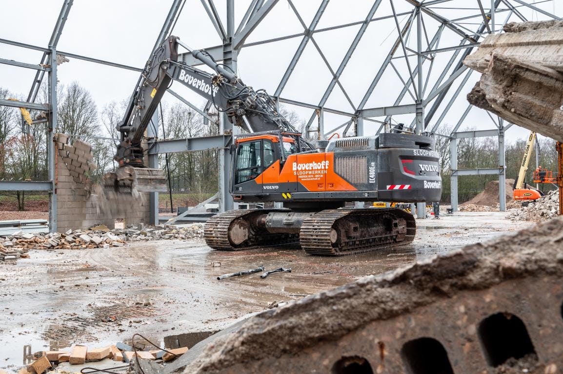 Het metselwerkpuin wordt gebroken en op locatie weer gebruikt. De Americahal maakt plaats voor een nieuwe vestiging van bouwmarkt Hornbach.