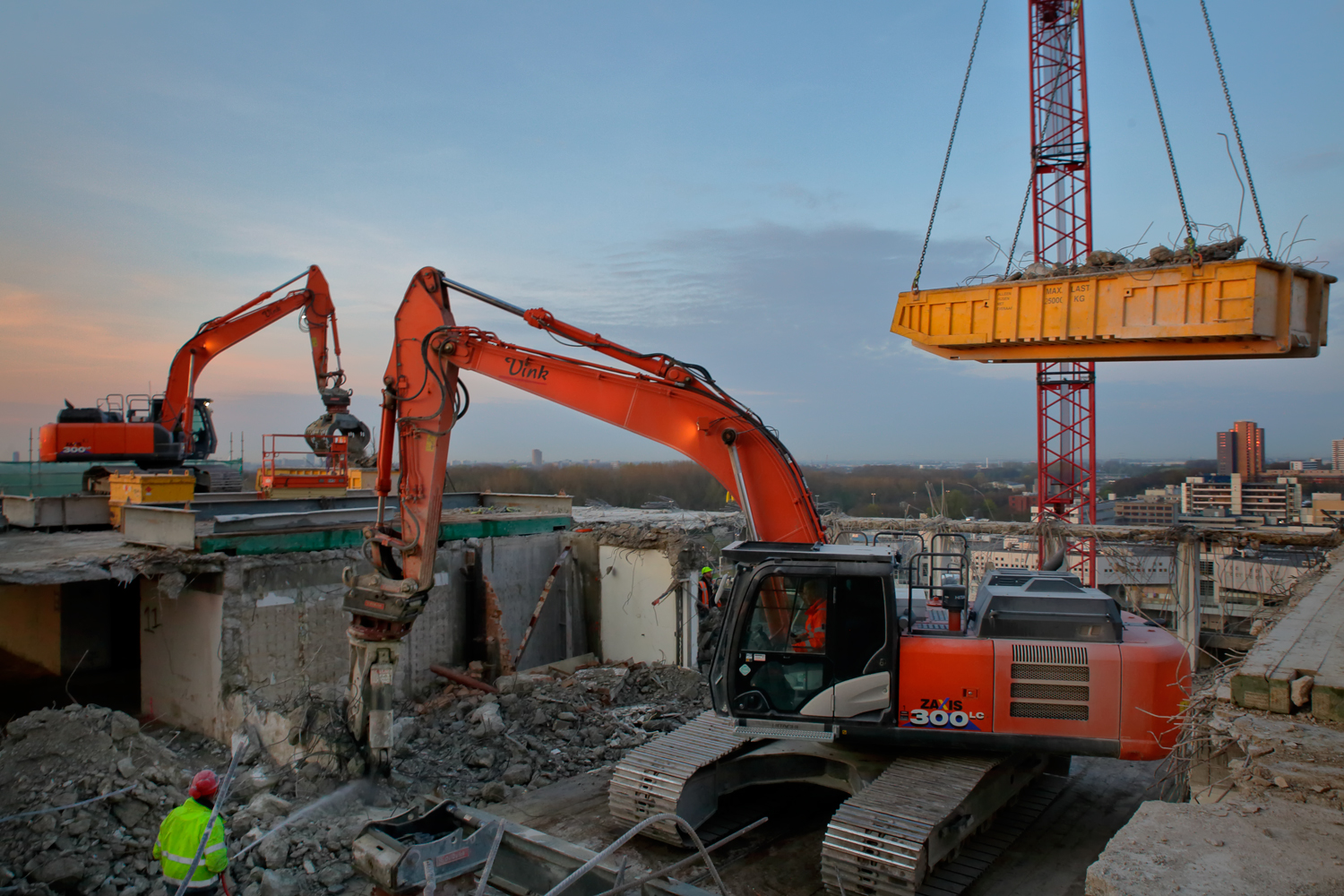 Afvoer van het in het stukken geknipte beton gebeurt in speciaal gebouwde containers. 