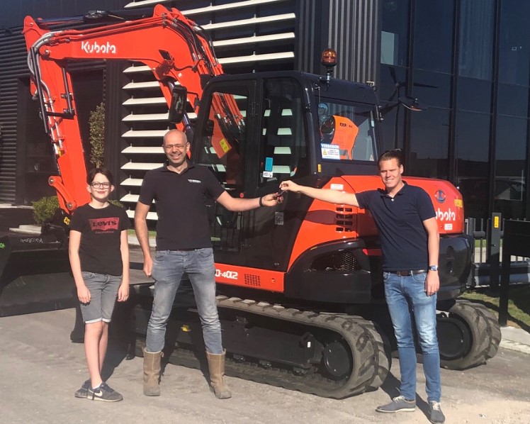 Koen Meerman (rechts) draagt de 12.500ste verkochte Kubota machine over aan Dirkjan en zijn zoon Tom van Daalen. 
