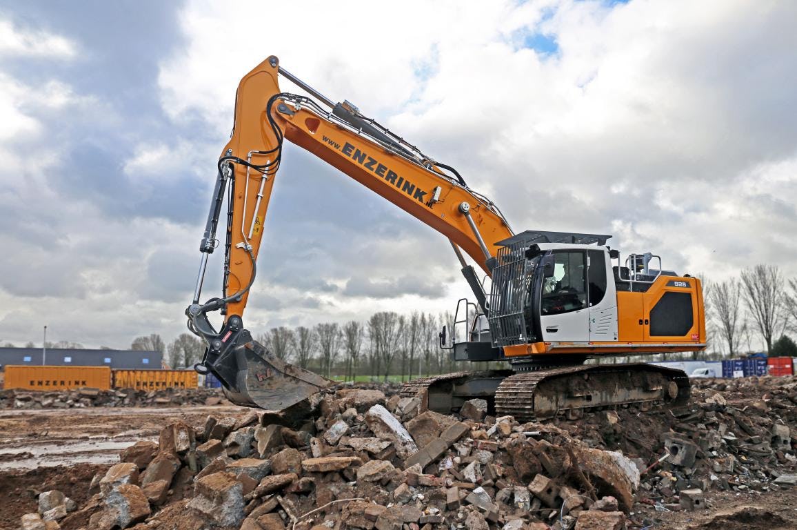 Een rupskraan rijdt bij sloopprojecten door puin en gruis, reden om te kiezen voor een zwaar
rijwerk met zwaardere kettingen. De 350 cm lepelsteel is 50 cm langer dan standaard en afgedicht.