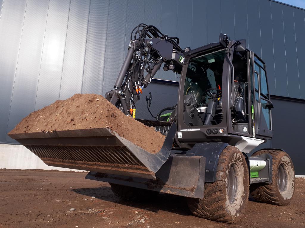 Ook met de wielladerbak staat de 7,5 tons machine zijn mannetje.