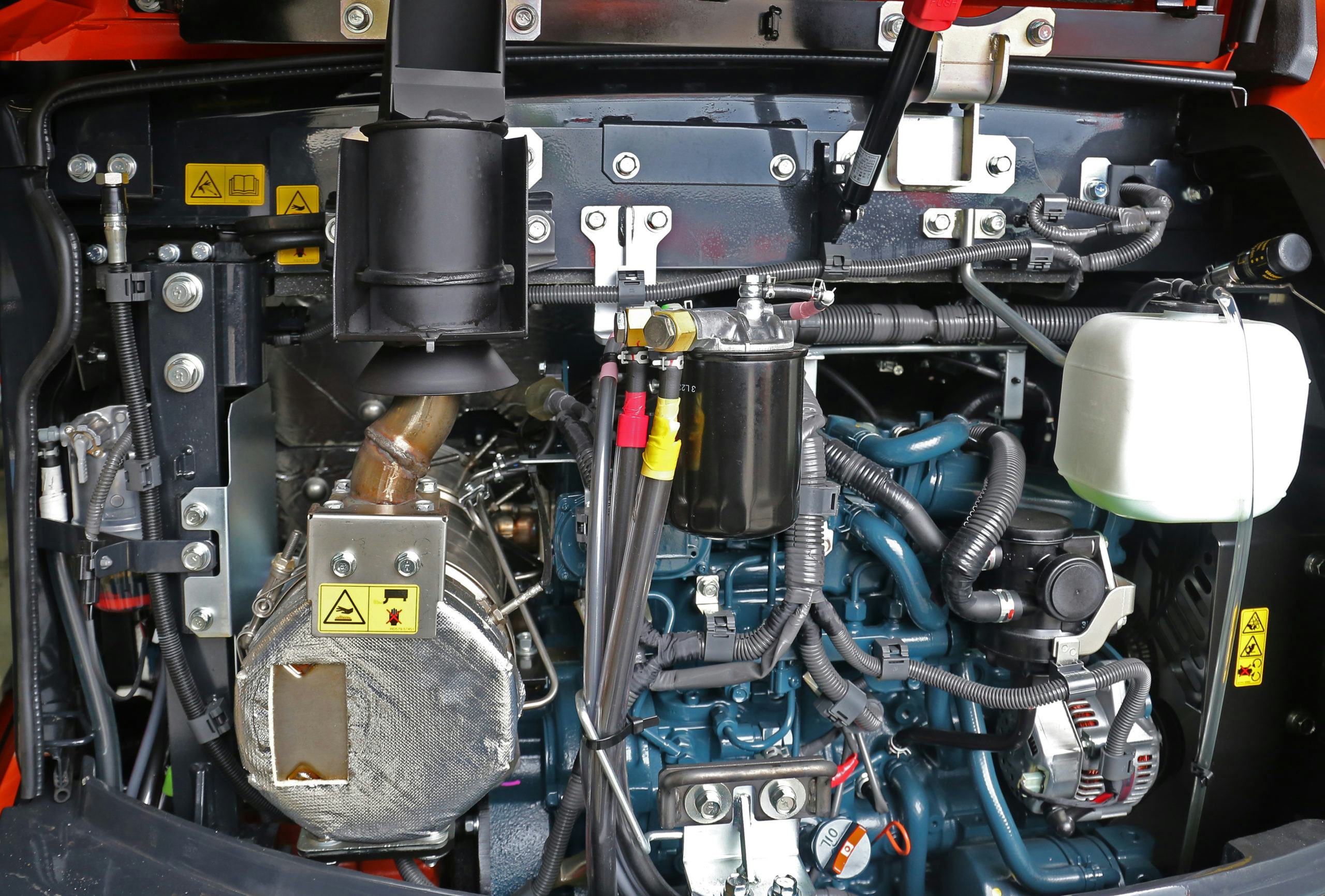 De 35 kW/47,6 pk Kubota-diesel
(Stage V) met linksonder een ouder roetfilter.