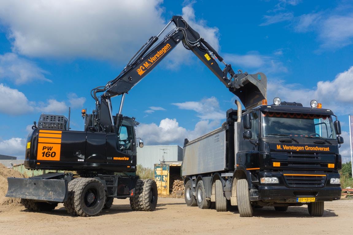 Komatsu PW160-11 van Verstegen Grondverzet is een black beauty