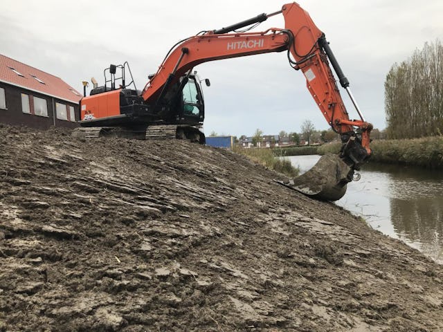 Slootkanten herstellen met Hitachi ZX210 met Trimble 3D gps. Foto: Joël de Visser